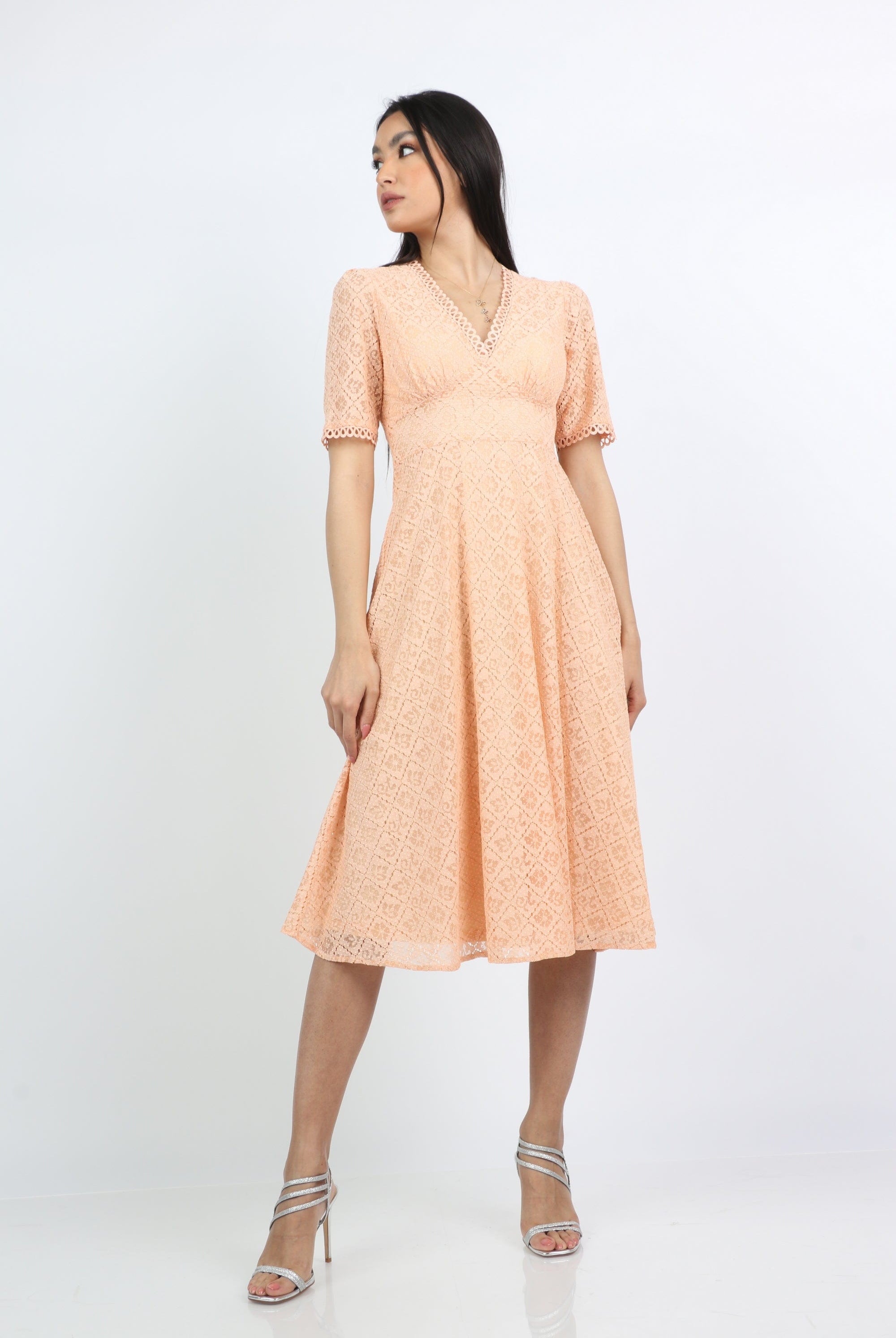 نتشي فستان ميدي قصير الأكمام بياقة سبعة