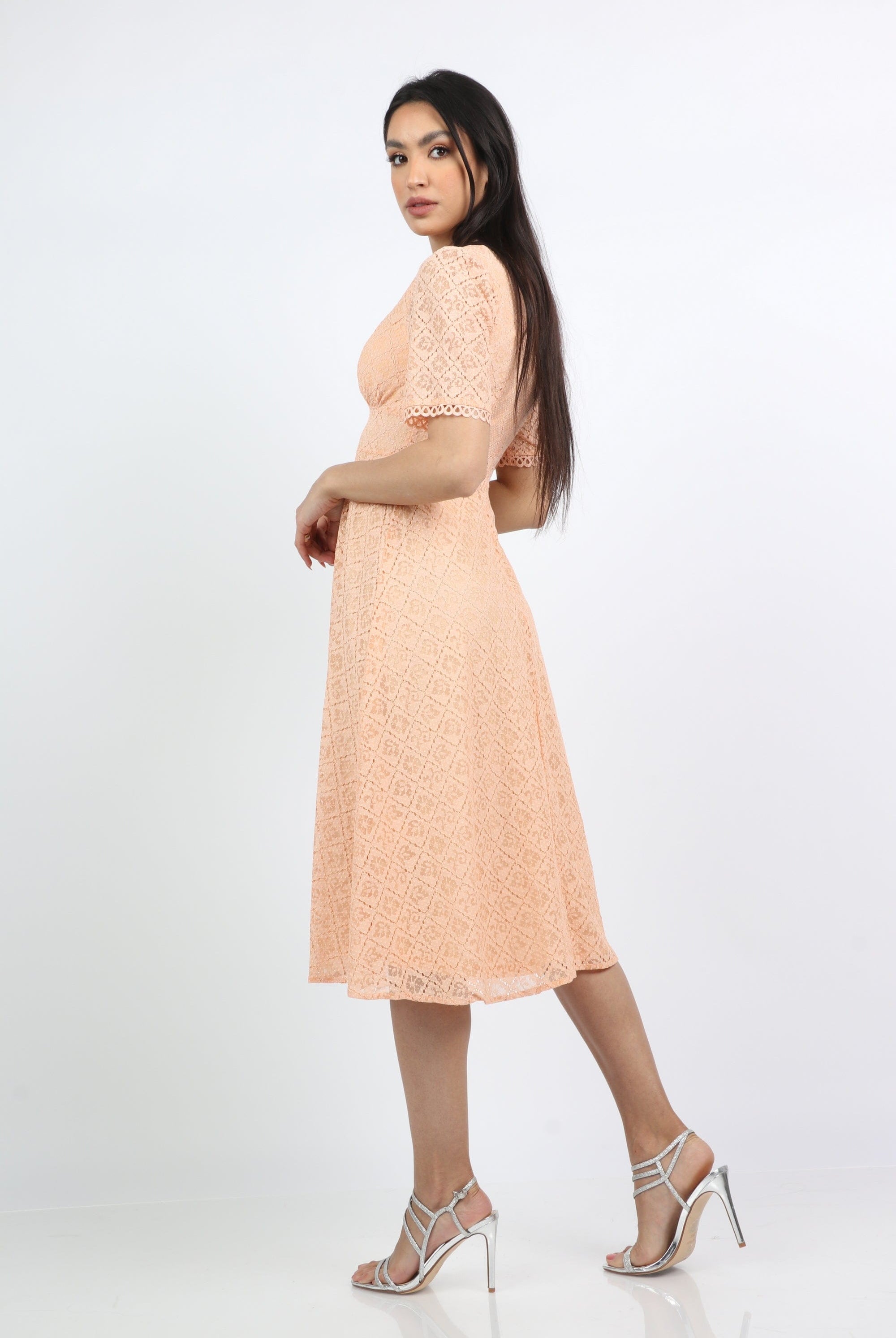 نتشي فستان ميدي قصير الأكمام بياقة سبعة