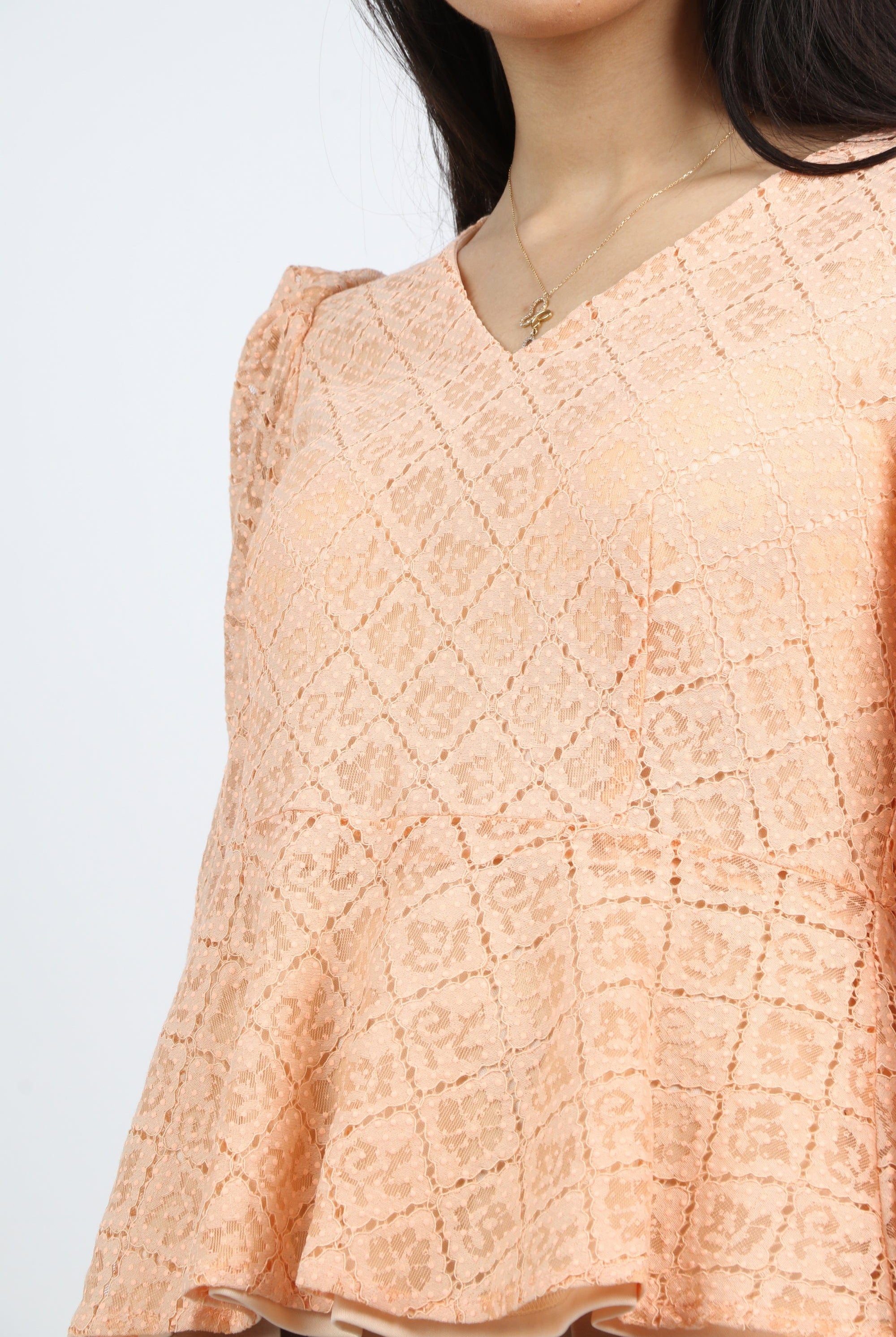 نتشي بلوزة بأكمام طويلة مخرمة بفتحتة صدر سبعة