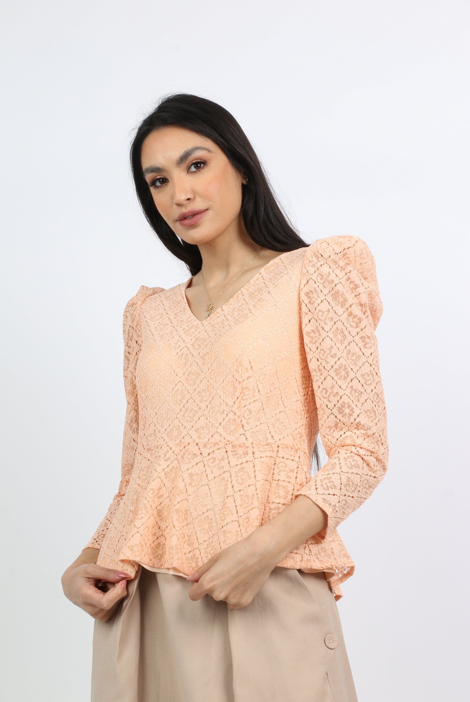 نتشي بلوزة بأكمام طويلة مخرمة بفتحتة صدر سبعة