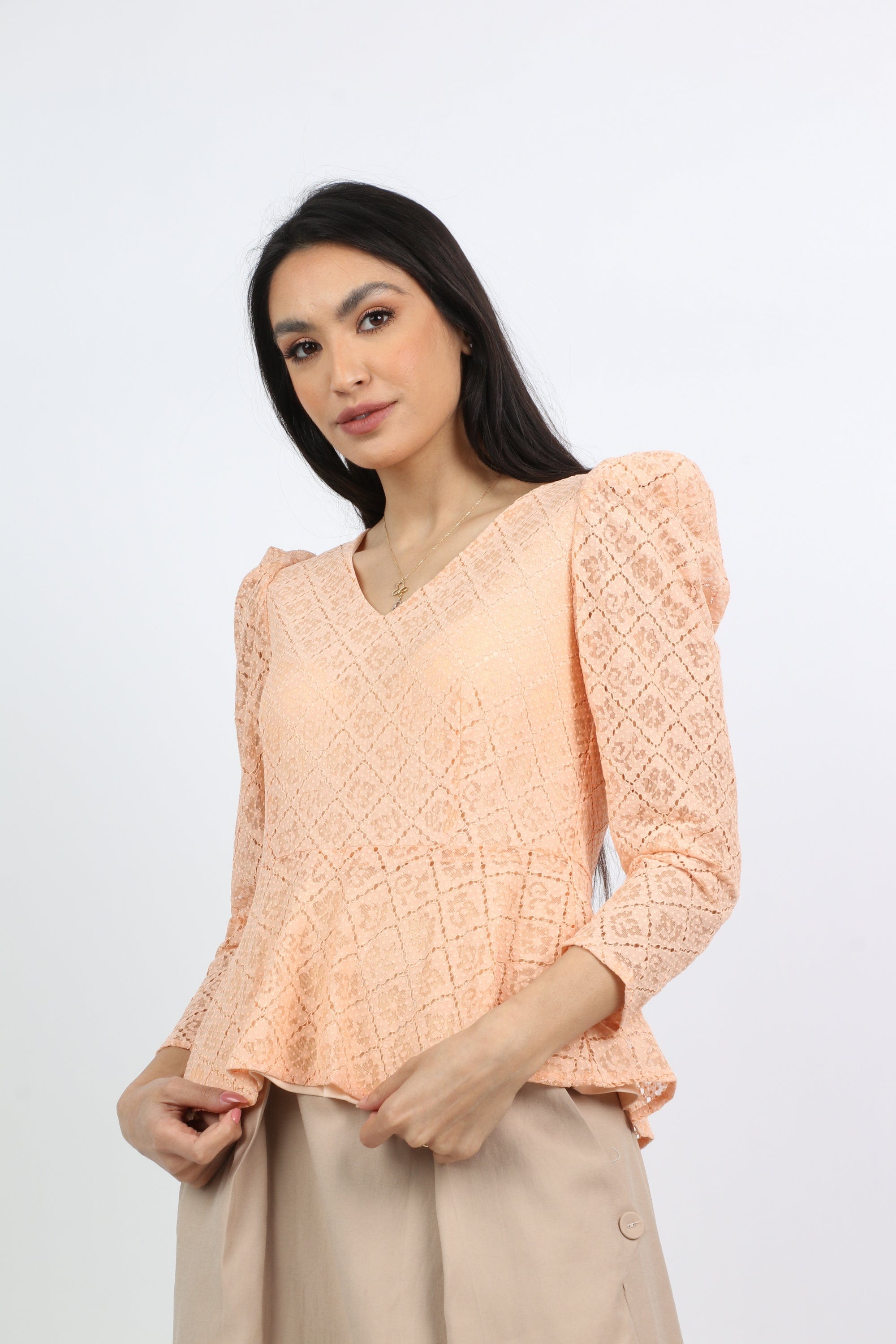 نتشي بلوزة بأكمام طويلة مخرمة بفتحتة صدر سبعة