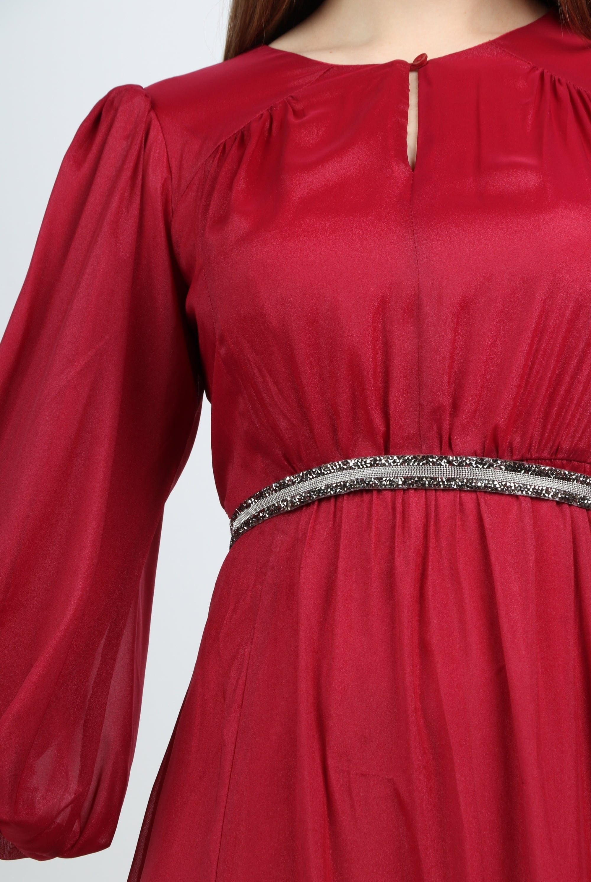 نتشي فستان طويل وفتحة صدر بكم بف طويل