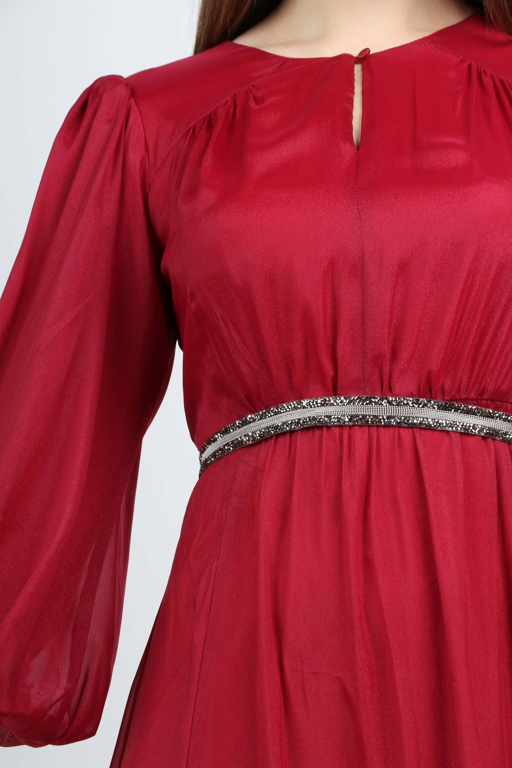 نتشي فستان طويل وفتحة صدر بكم بف طويل