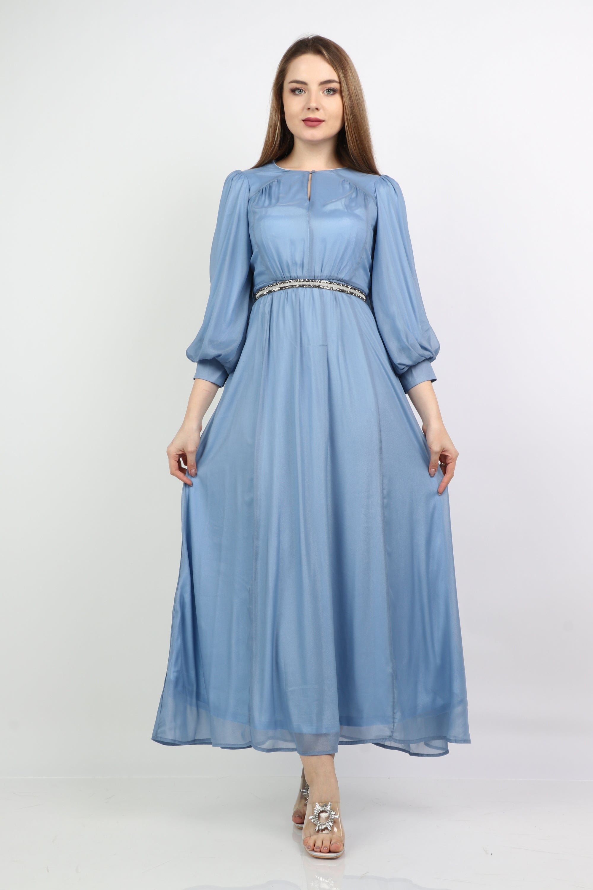 نتشي فستان طويل وفتحة صدر بكم بف طويل