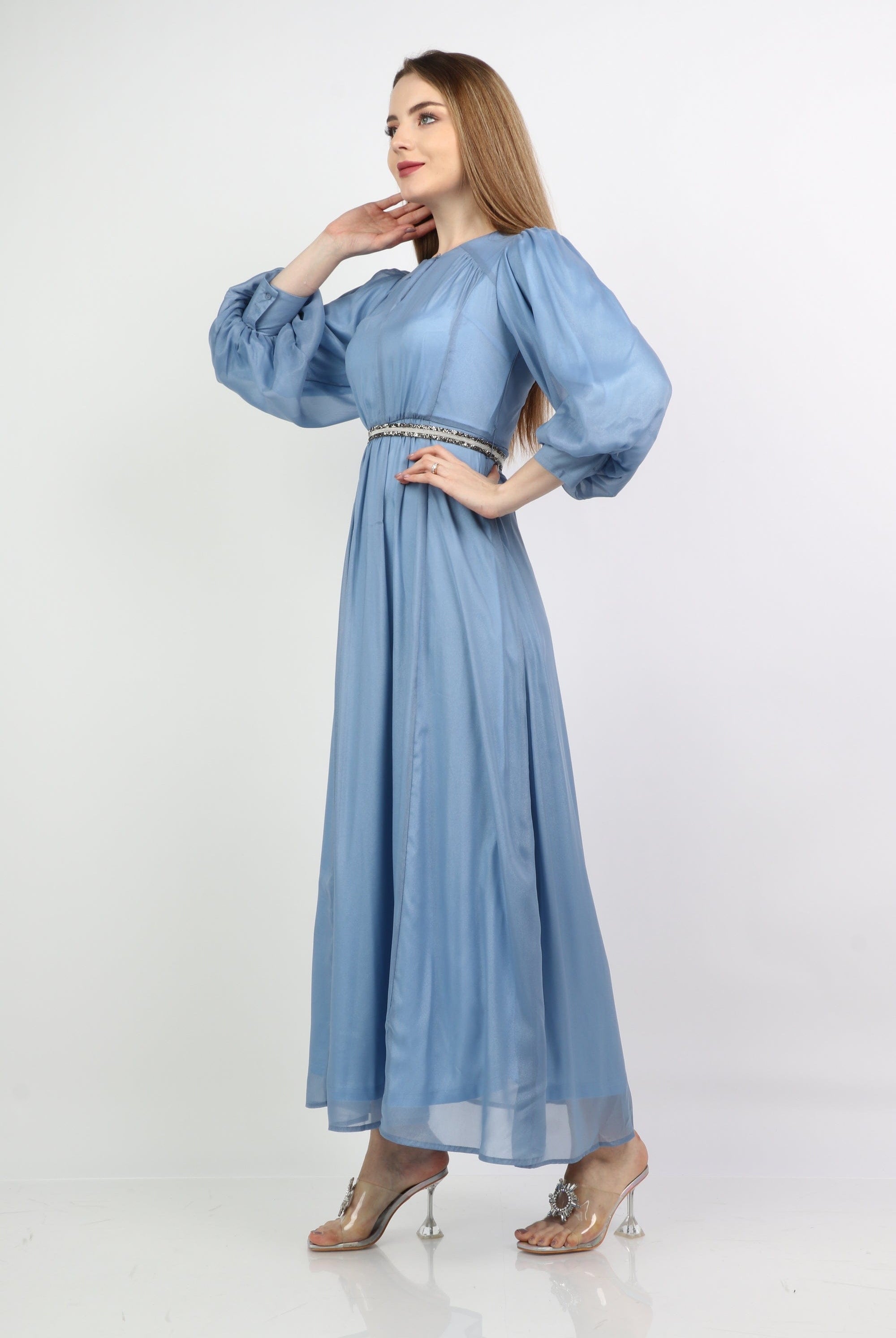 نتشي فستان طويل وفتحة صدر بكم بف طويل