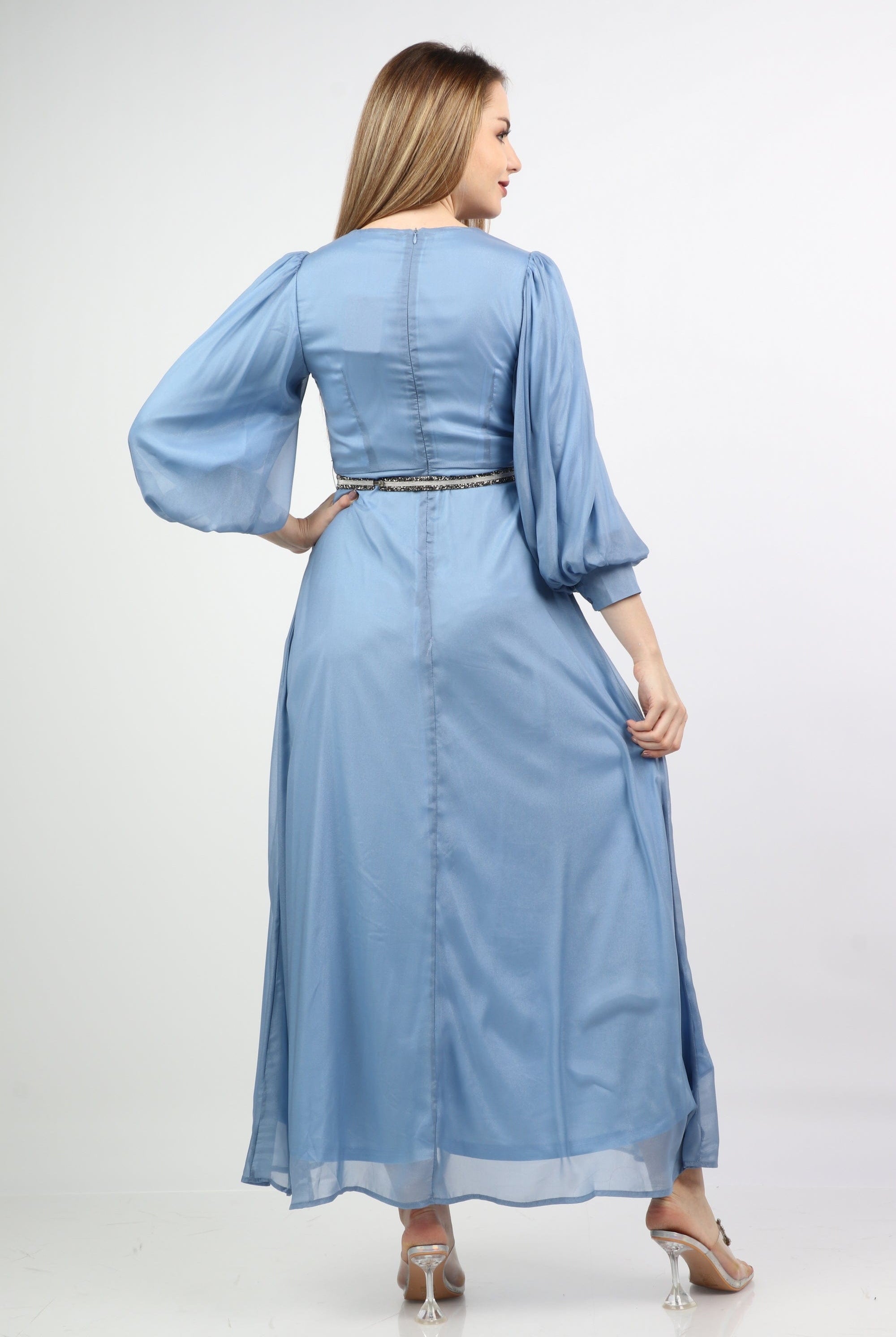 نتشي فستان طويل وفتحة صدر بكم بف طويل