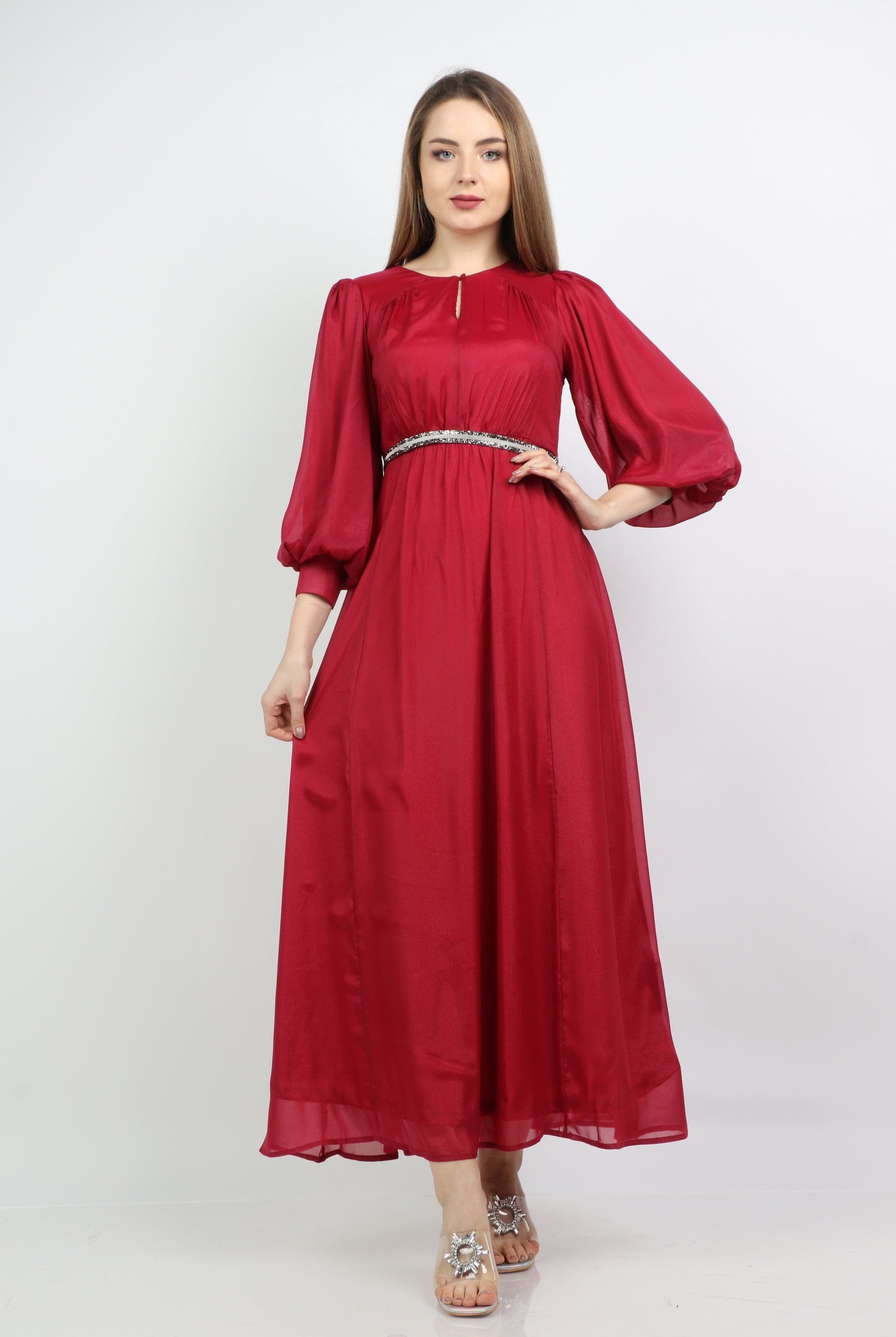 نتشي فستان طويل وفتحة صدر بكم بف طويل