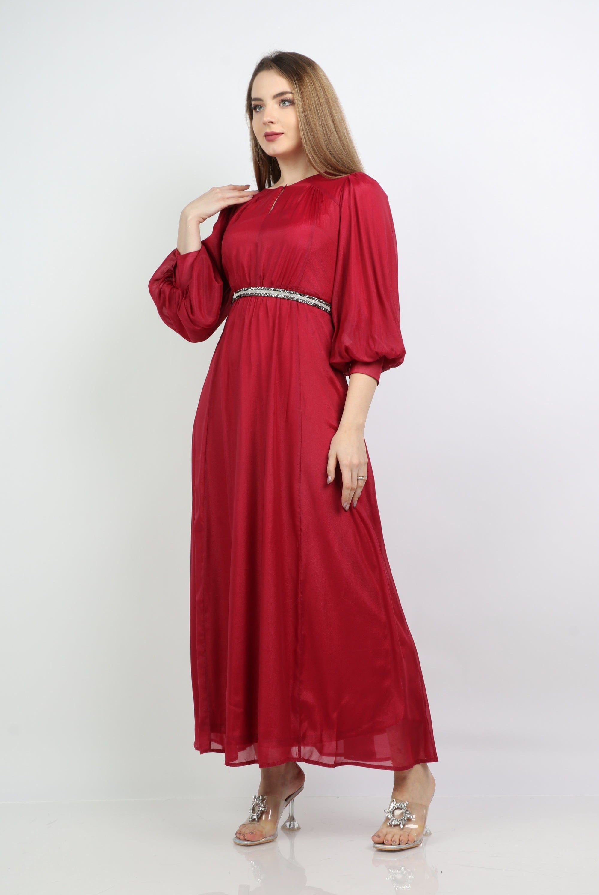 نتشي فستان طويل وفتحة صدر بكم بف طويل