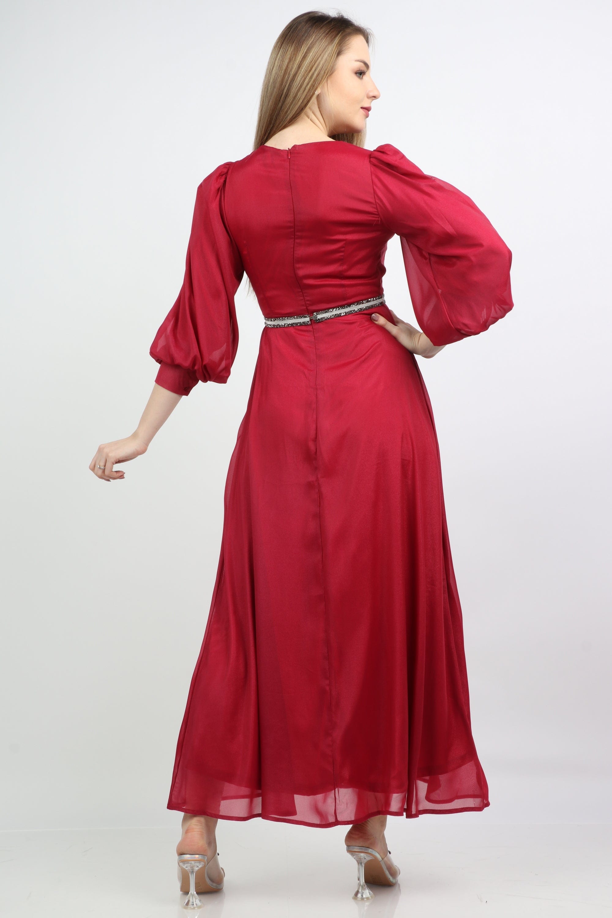 نتشي فستان طويل وفتحة صدر بكم بف طويل