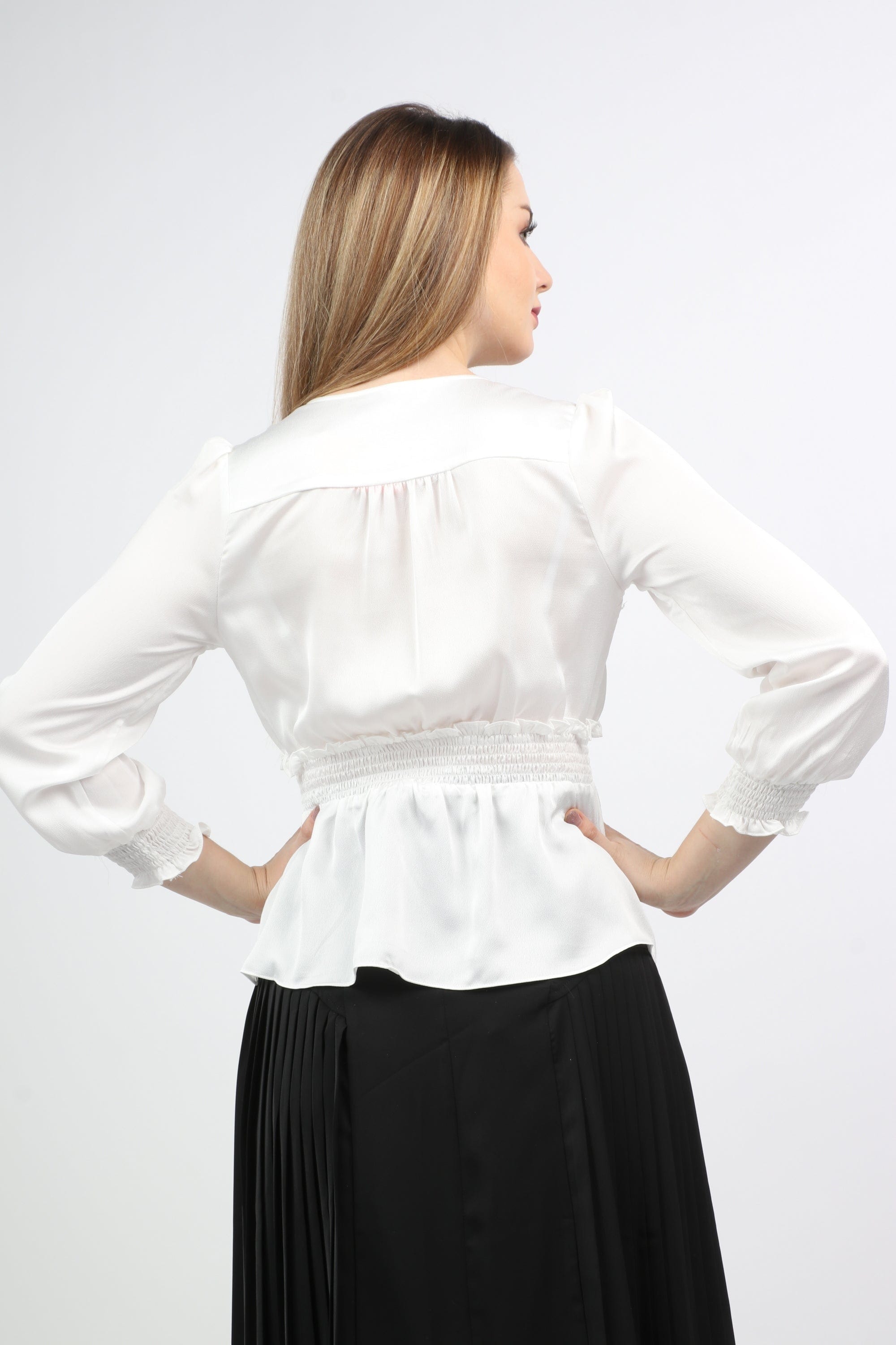 نتشي بلوزة ستان فتحة صدر مخصر كم طويل بأساور نسائي