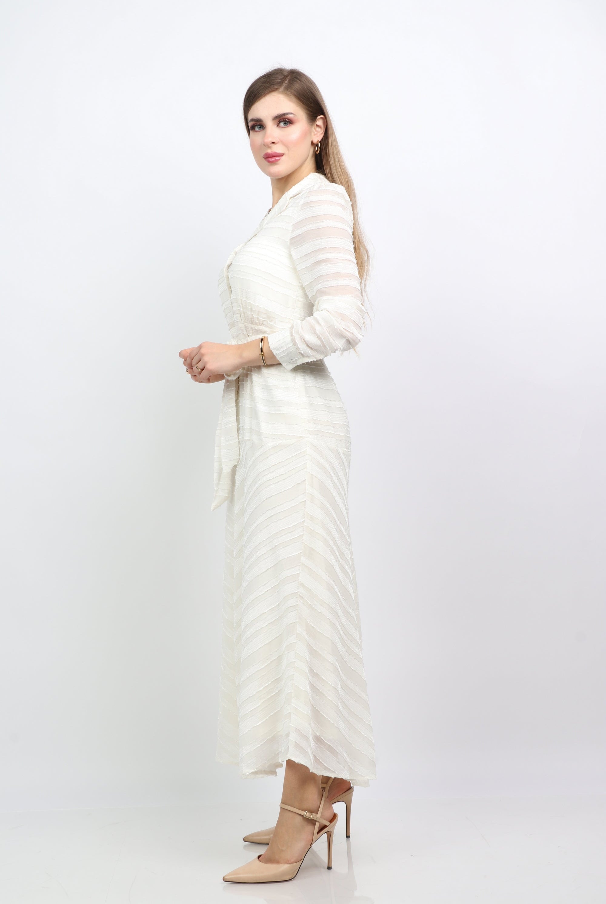 نتشي فستان طويل مضلع برباط خصر بفتحة صدر سبعة كم طويل