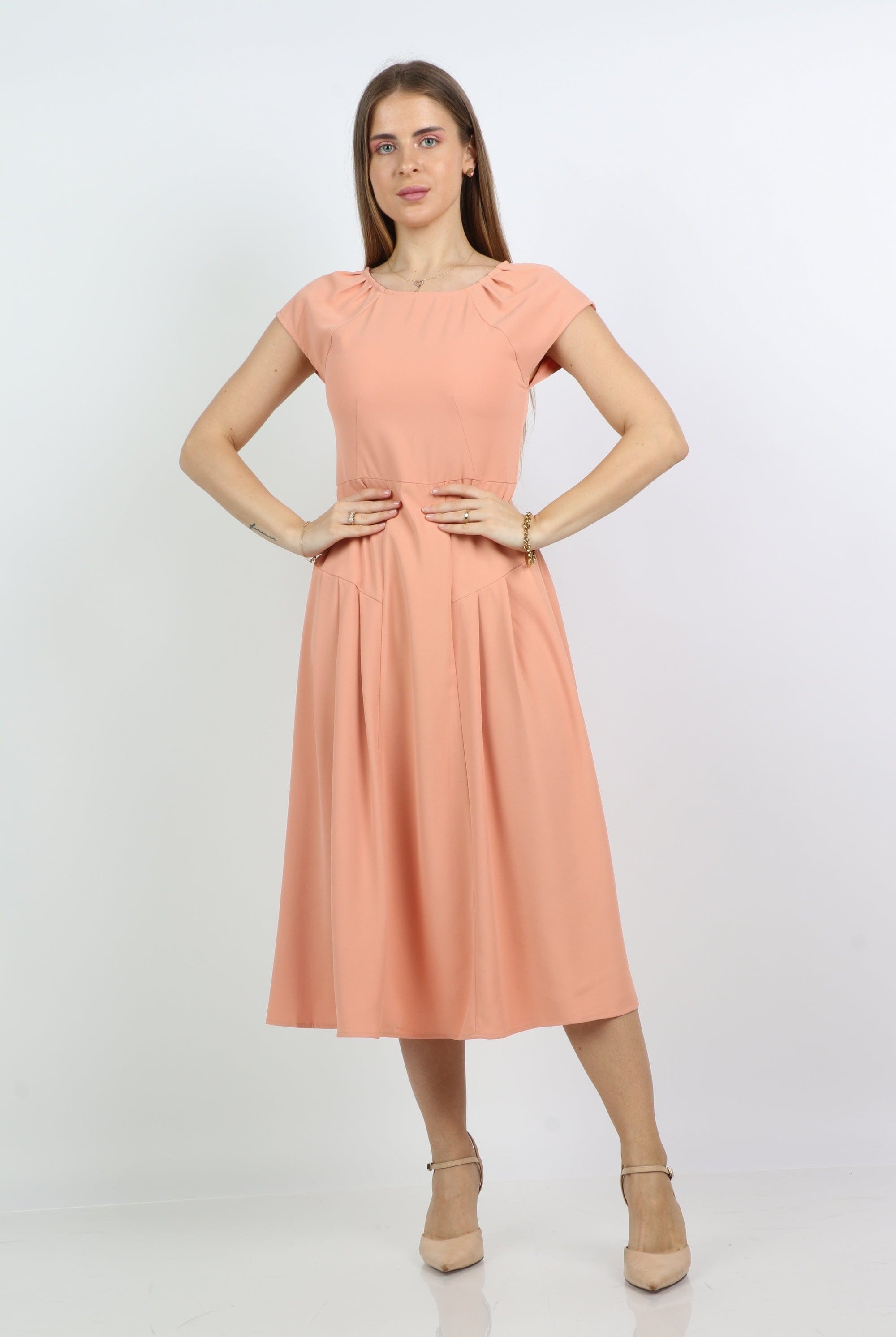 نتشي فستان ميدي سادة بكم قصير