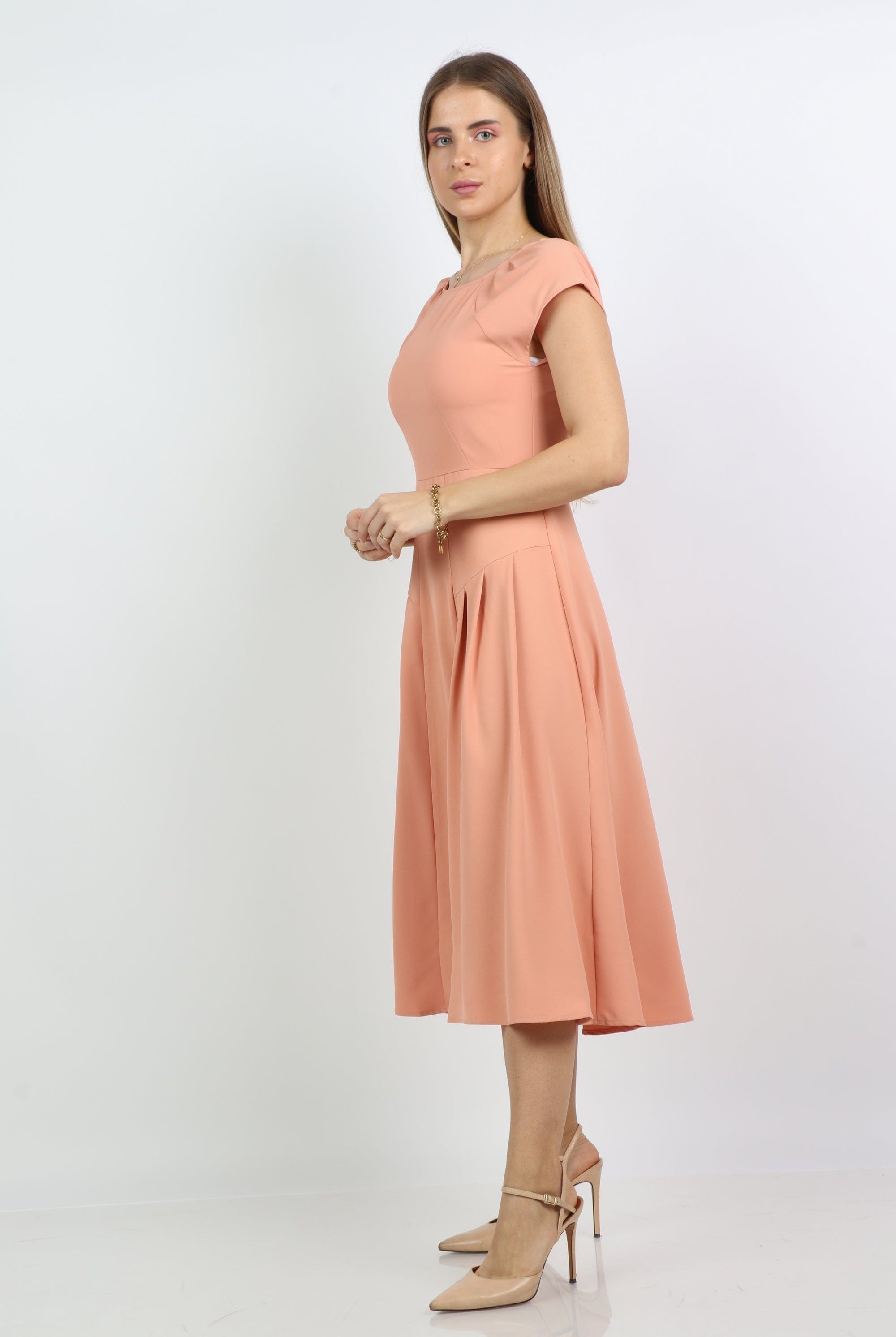 نتشي فستان ميدي سادة بكم قصير