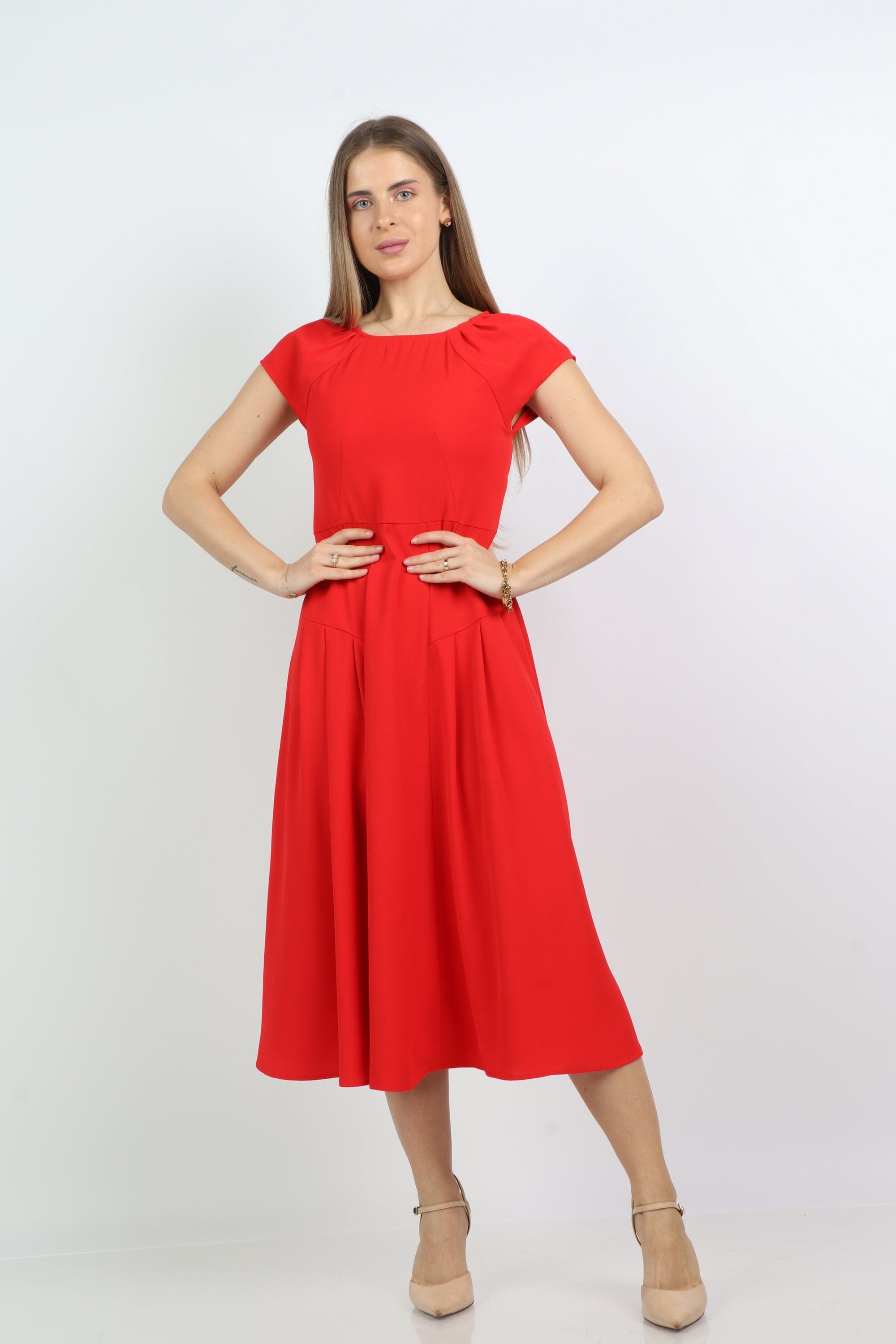 نتشي فستان ميدي سادة بكم قصير