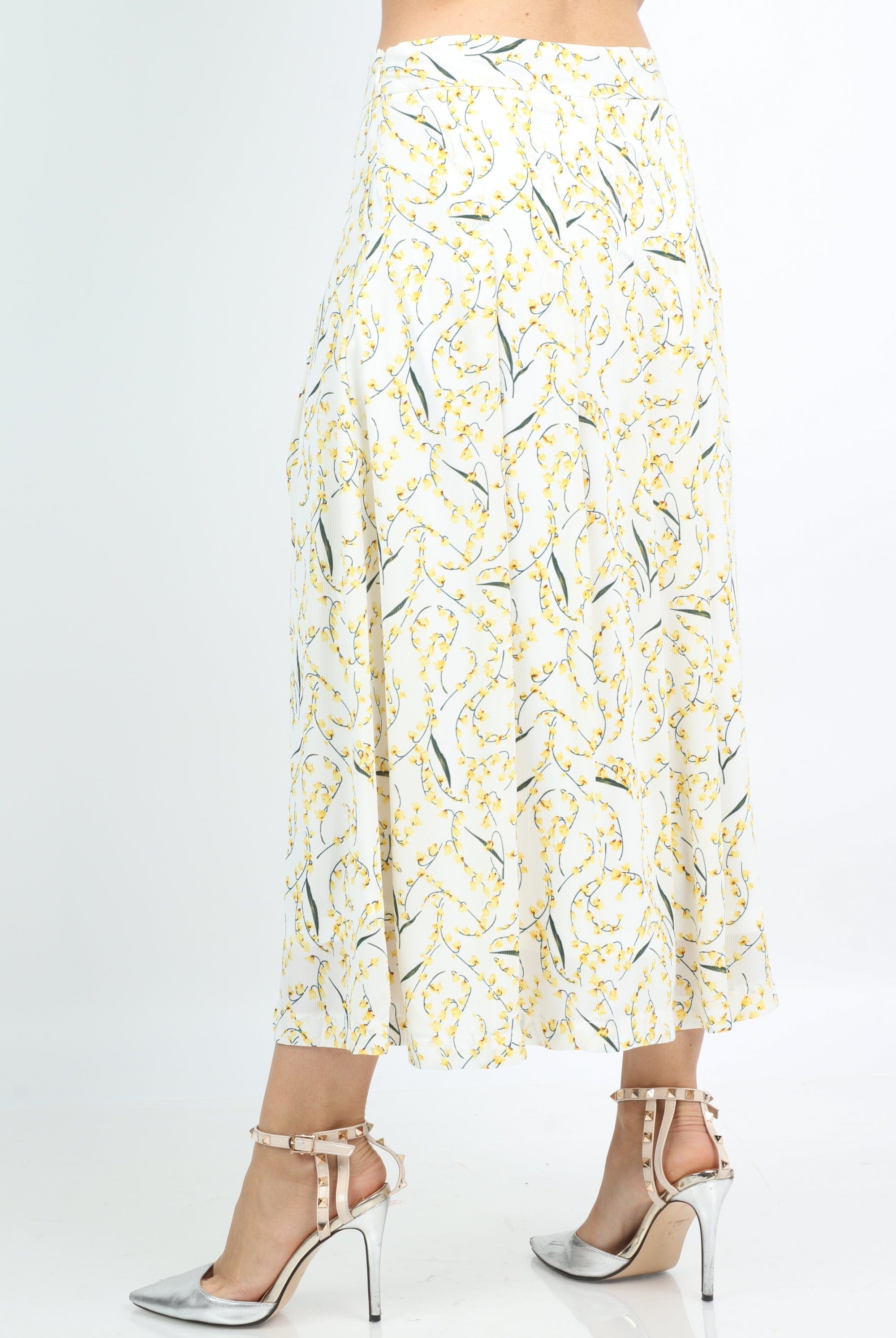 نتشي تنورة ميدي منقوشة بورود صغيرة ناعمة