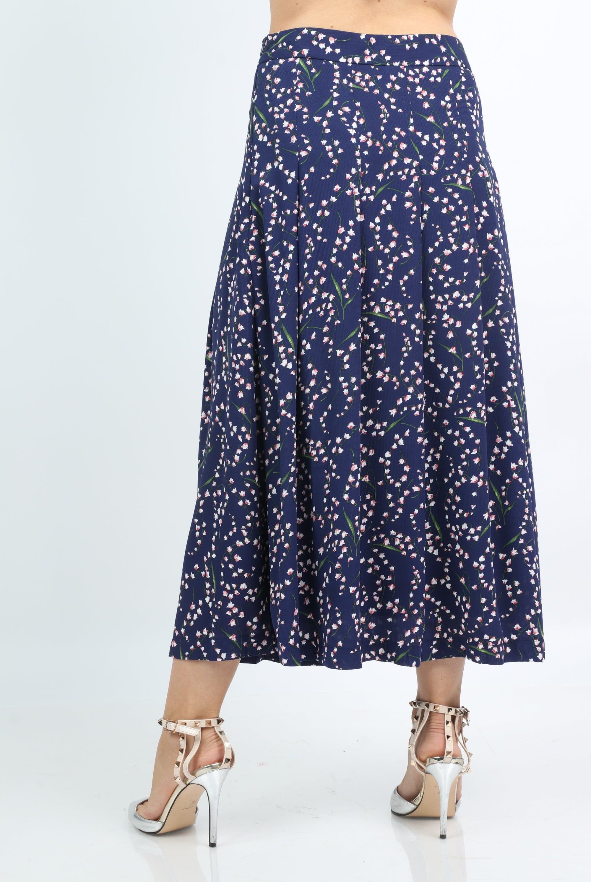 نتشي تنورة ميدي منقوشة بورود صغيرة ناعمة