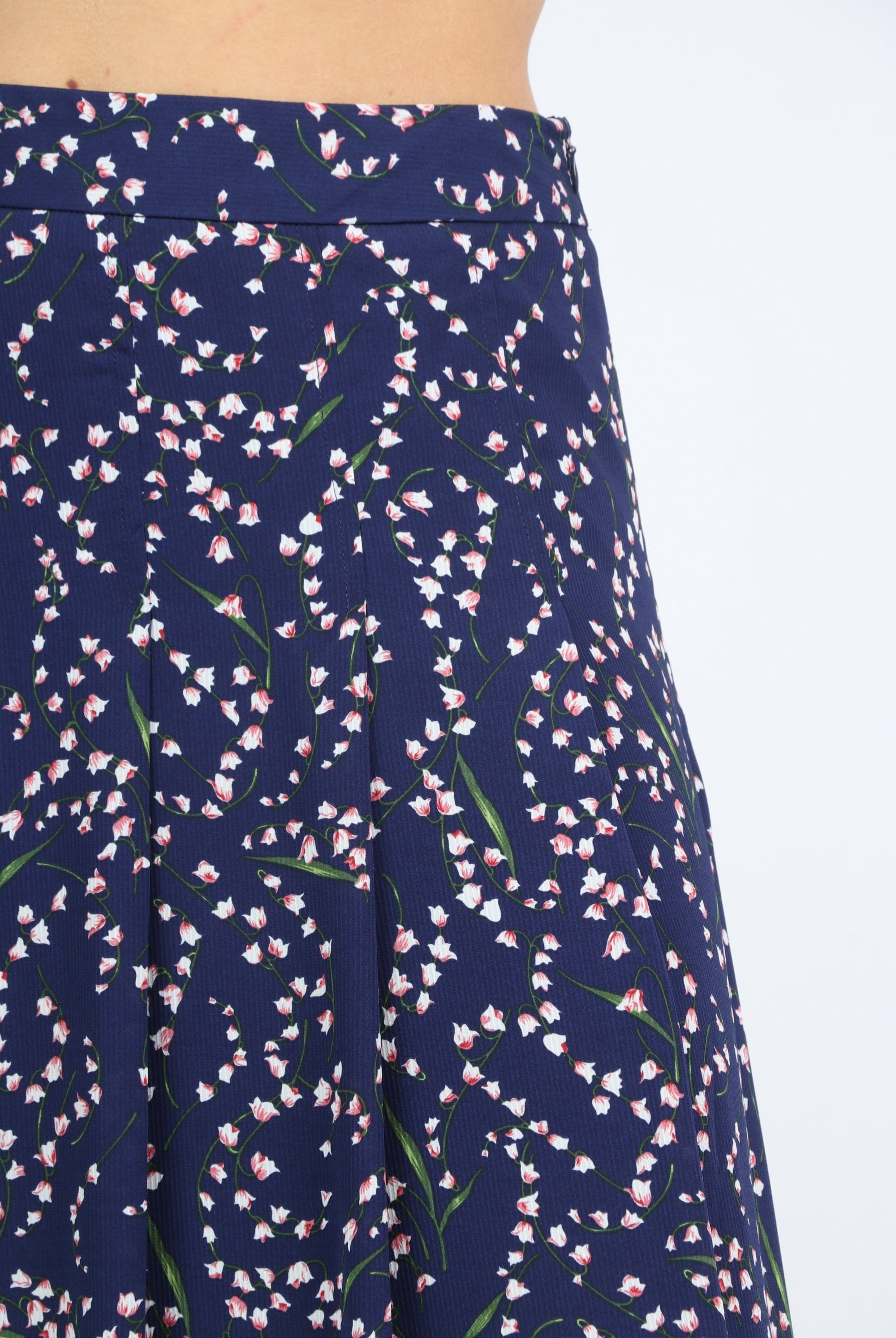 نتشي تنورة ميدي منقوشة بورود صغيرة ناعمة