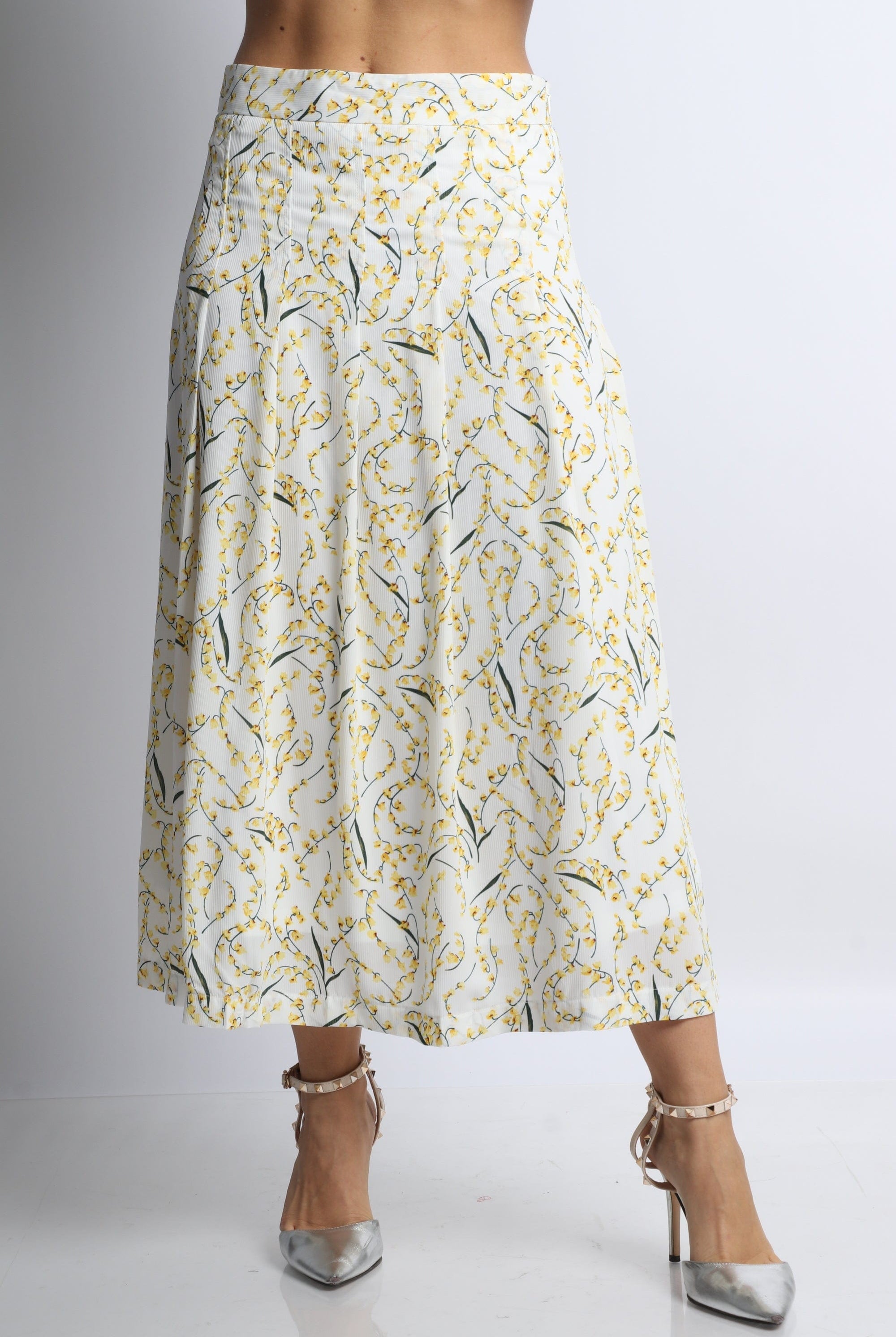 نتشي تنورة ميدي منقوشة بورود صغيرة ناعمة