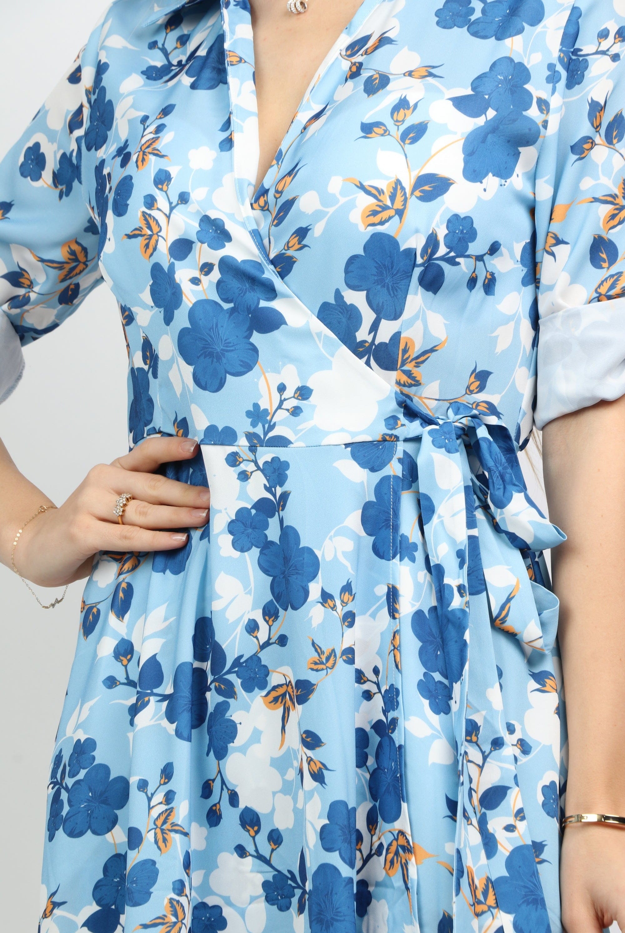 نتشي فستان ميدي لف مشجر نمط ورود بياقة كم قصير