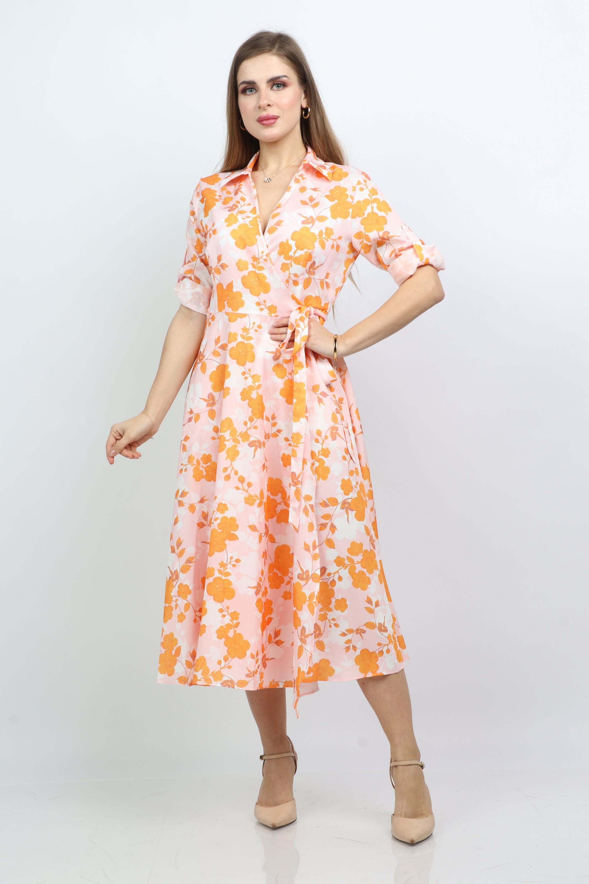 نتشي فستان ميدي لف مشجر نمط ورود بياقة كم قصير