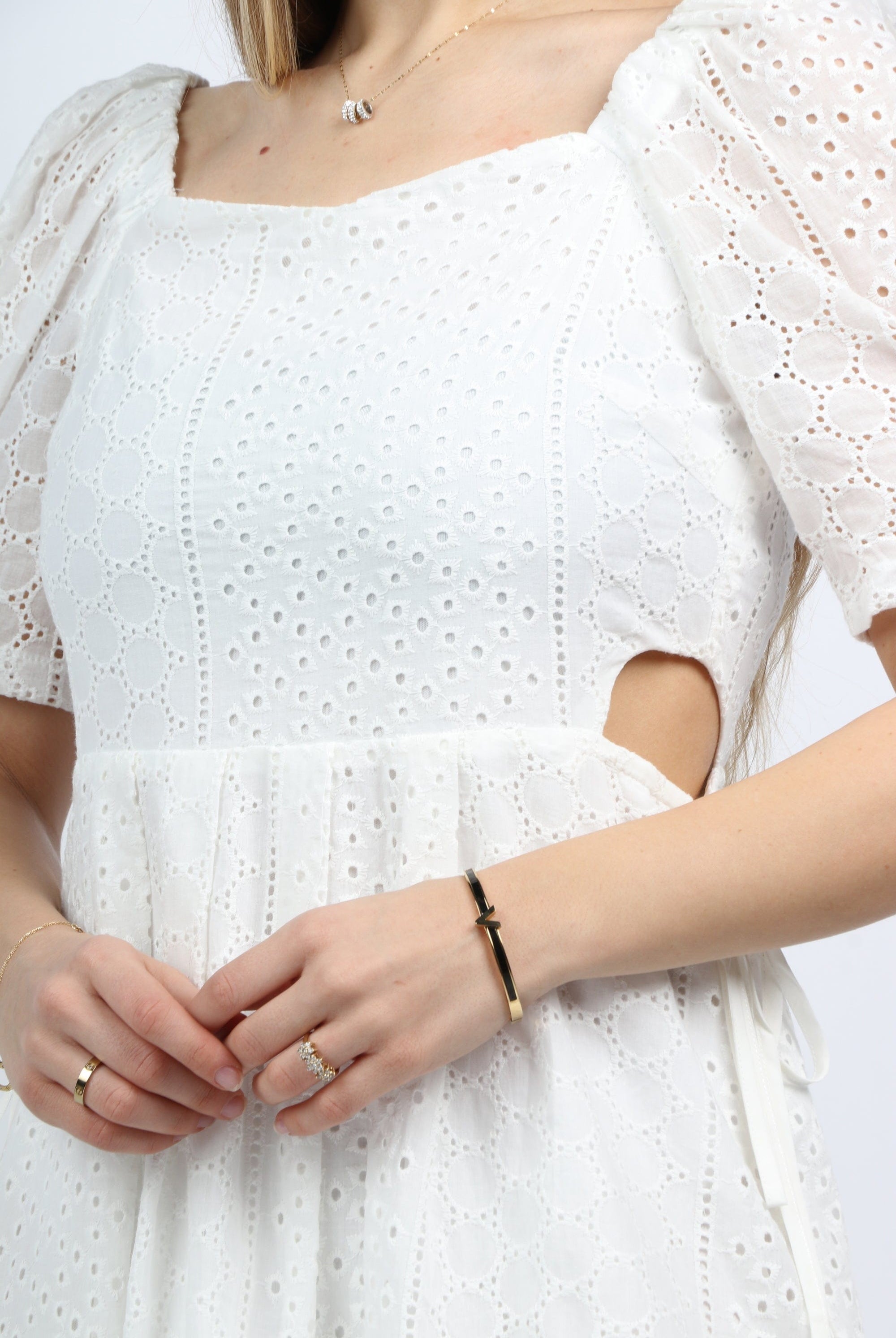 نتشي فستان ميدي مفتوح الظهر والجوانب بكم قصير