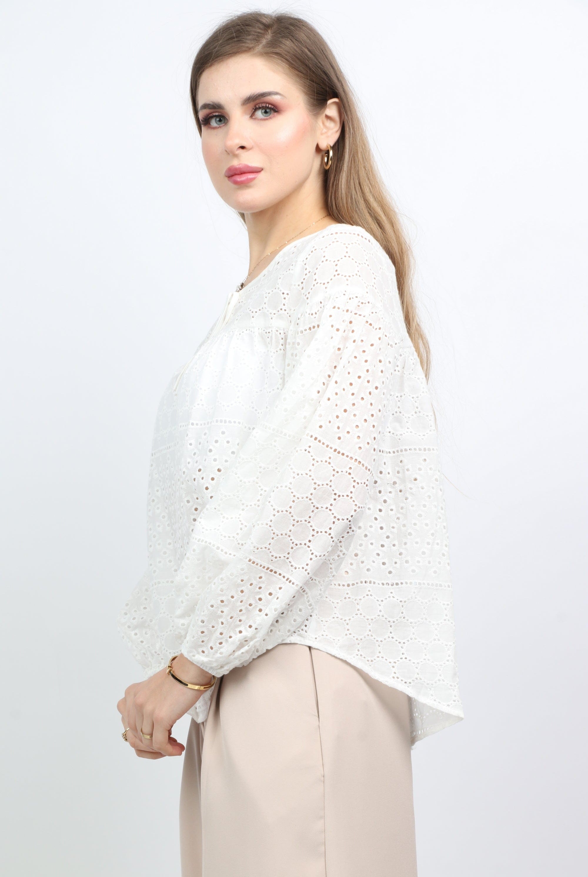 نتشي بلوزة بفتحة صدر ورباط وكم طويل نسائي