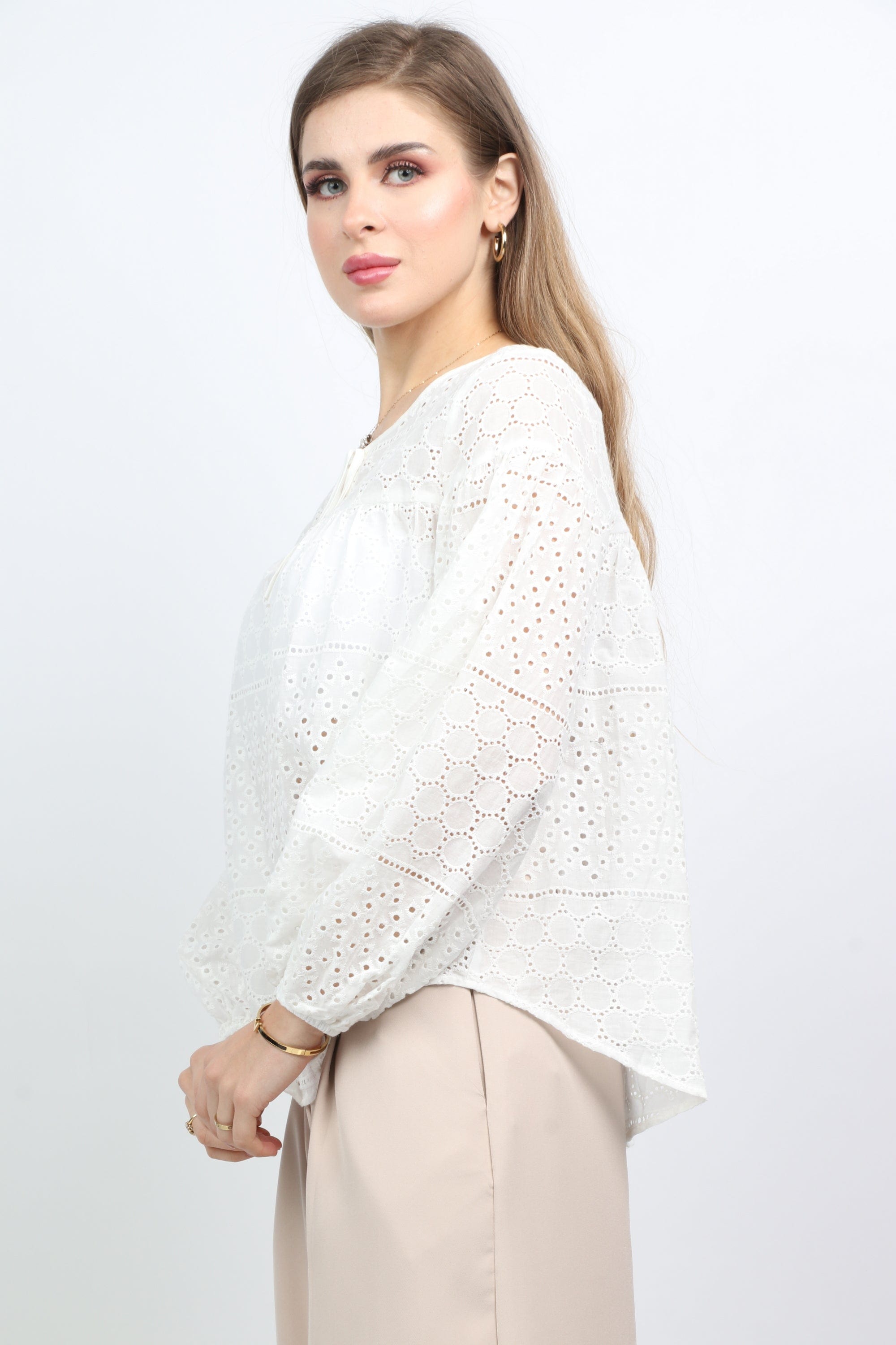 نتشي بلوزة بفتحة صدر ورباط وكم طويل نسائي