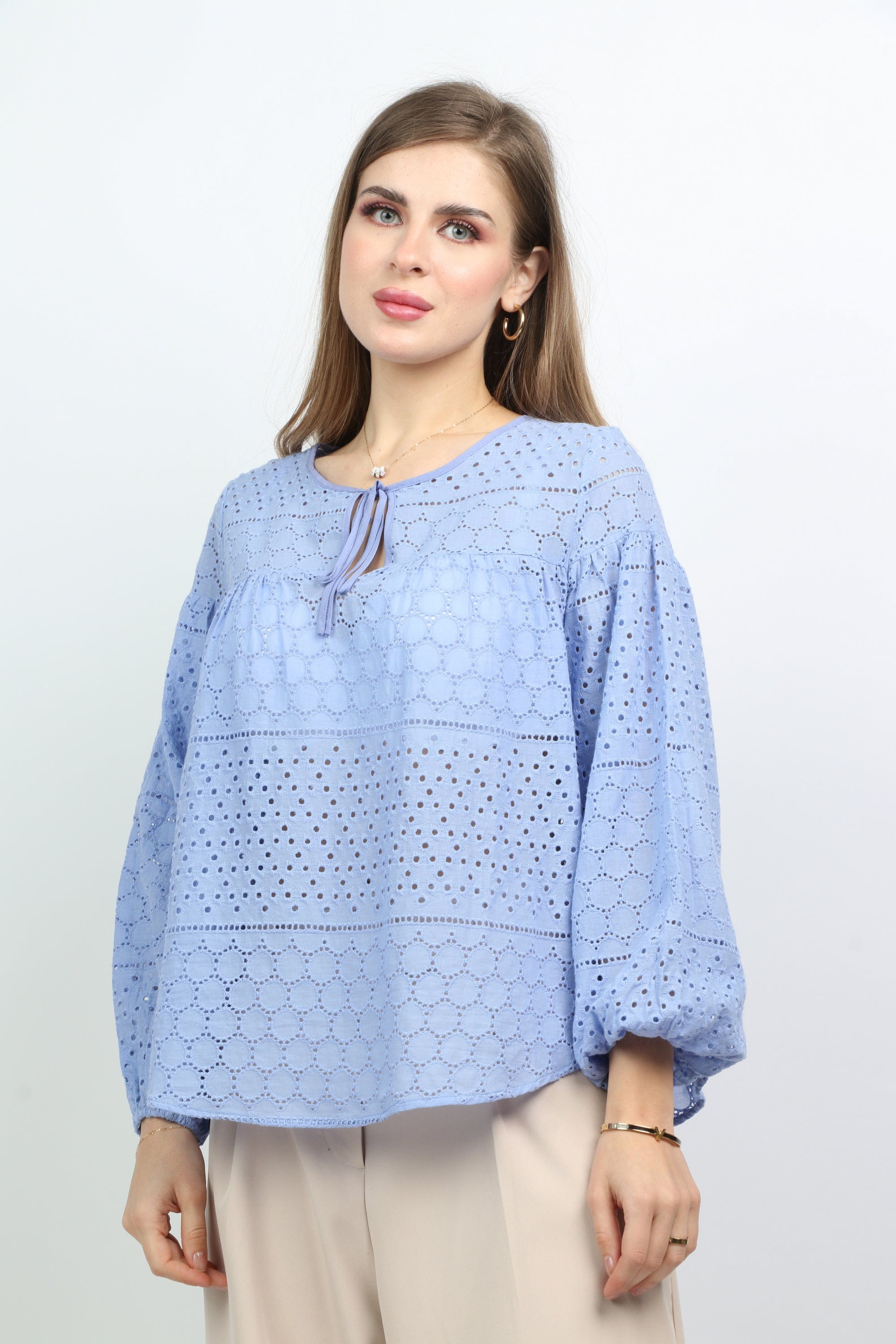 نتشي بلوزة بفتحة صدر ورباط وكم طويل نسائي