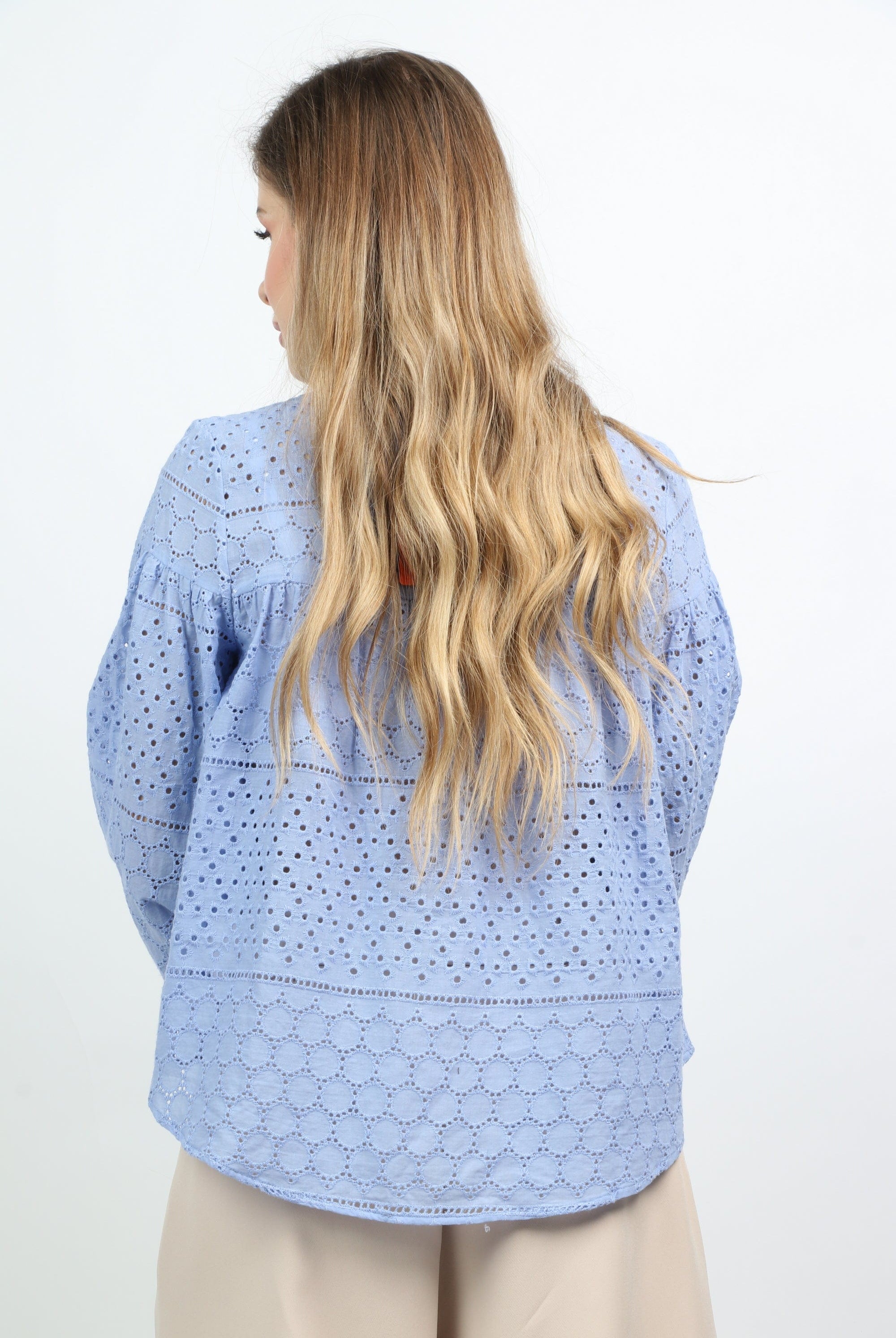 نتشي بلوزة بفتحة صدر ورباط وكم طويل نسائي