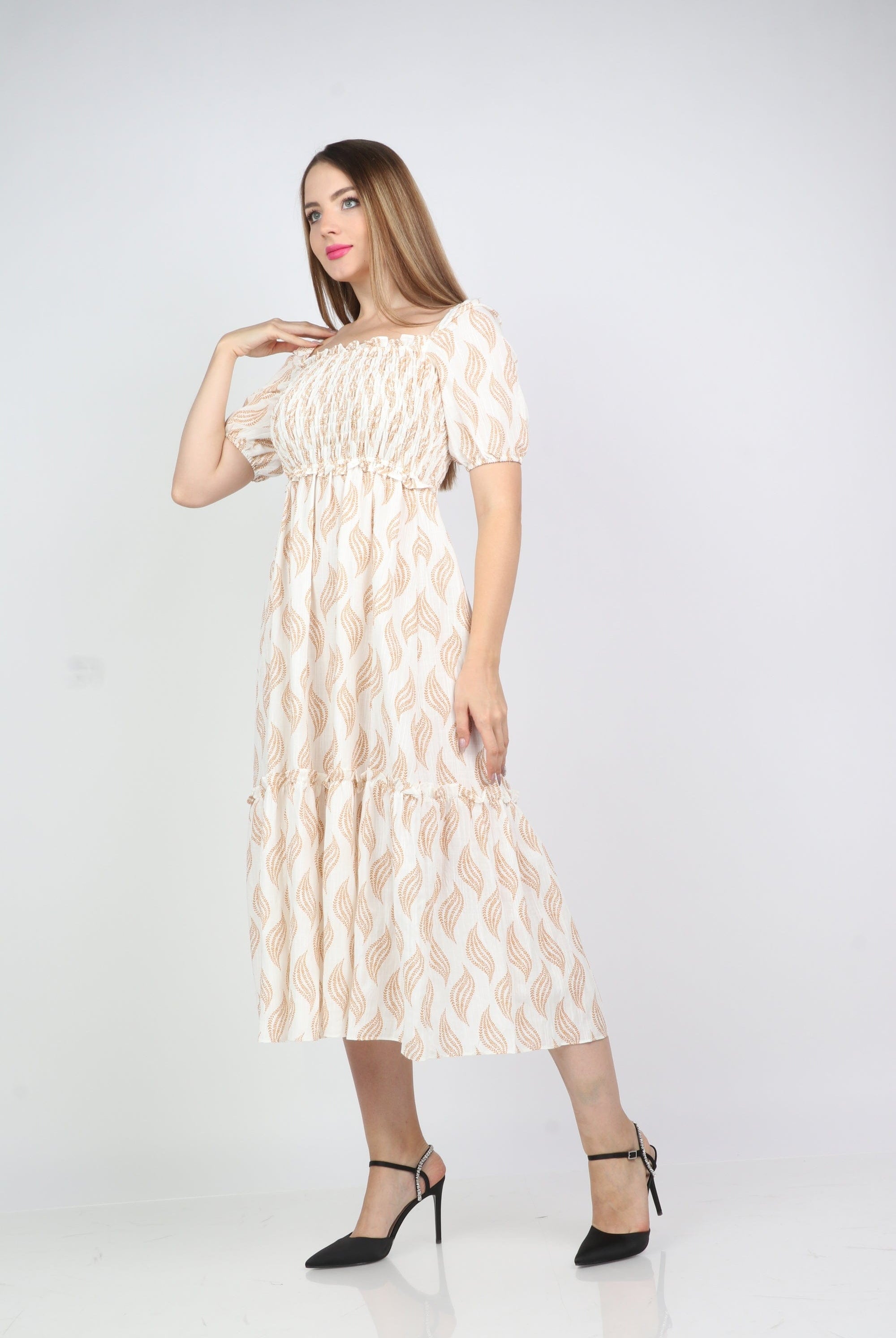 نتشي فستان ميدي بياقة مربعة بكم قصير