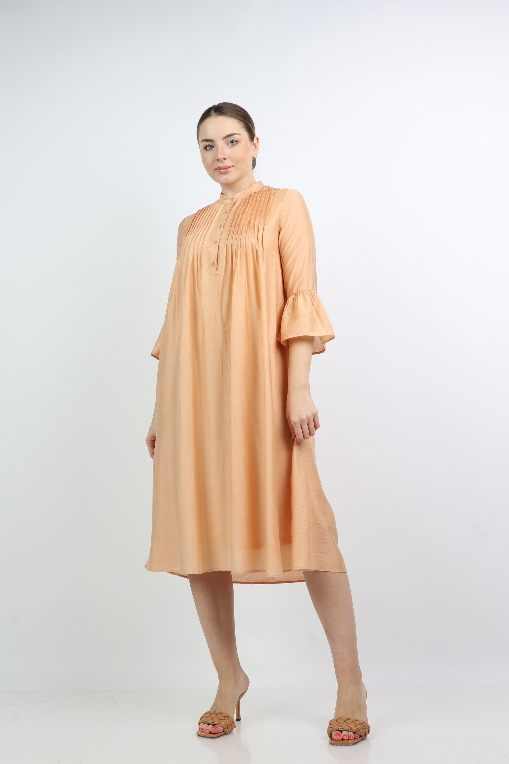 نتشي فستان ميدي بأزرار أمامية بليسيه على الصدر كم قصير