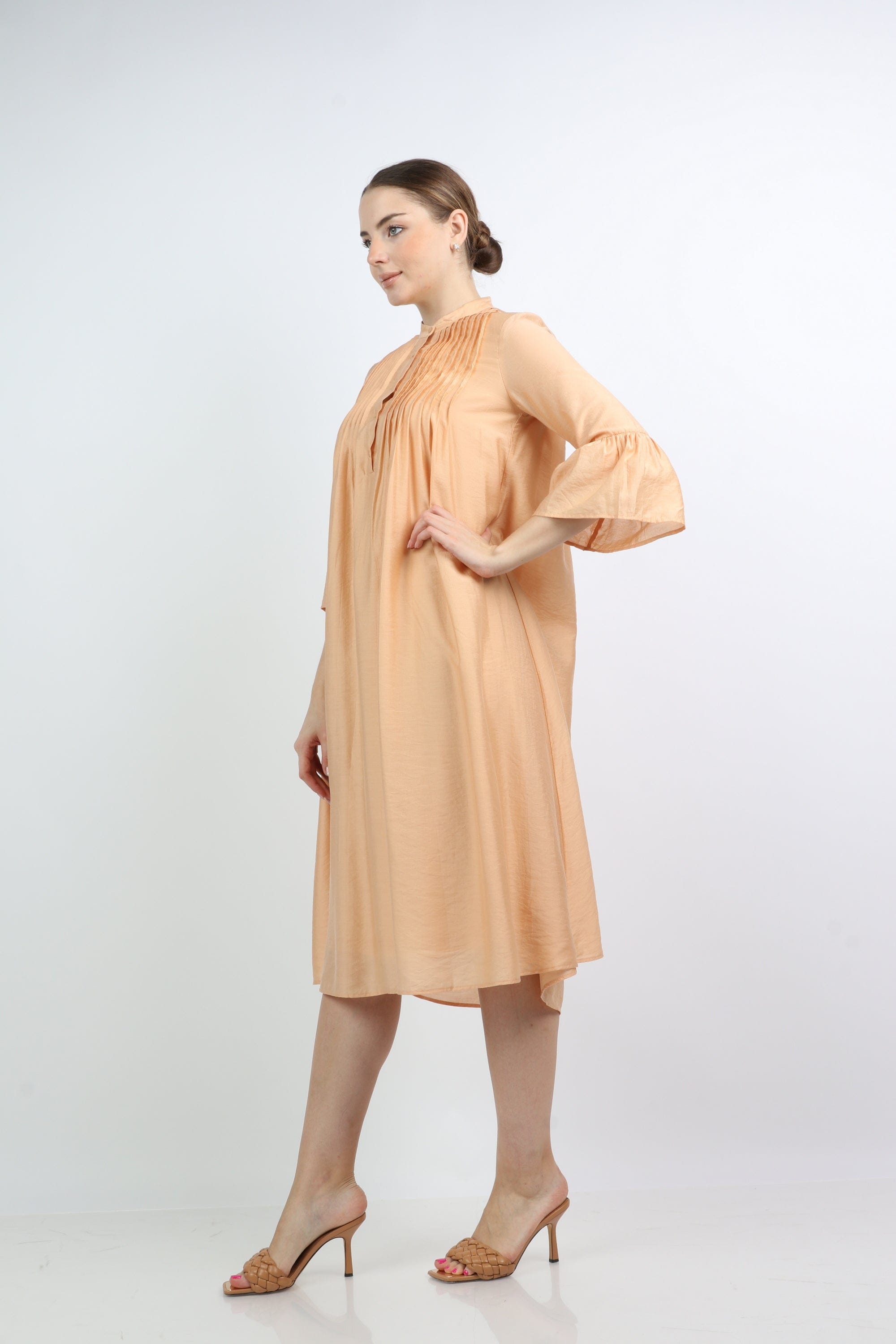 نتشي فستان ميدي بأزرار أمامية بليسيه على الصدر كم قصير