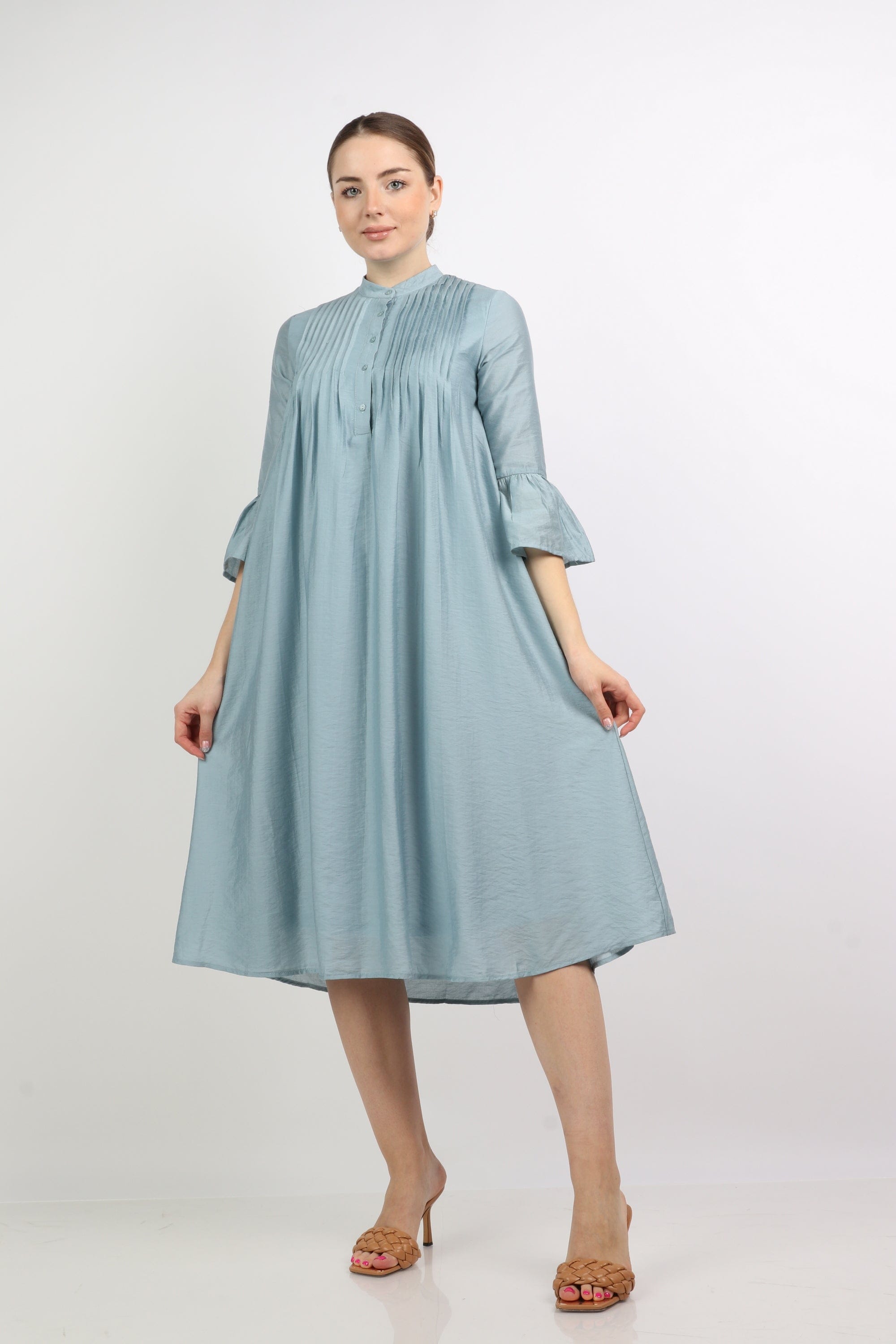 نتشي فستان ميدي بأزرار أمامية بليسيه على الصدر كم قصير