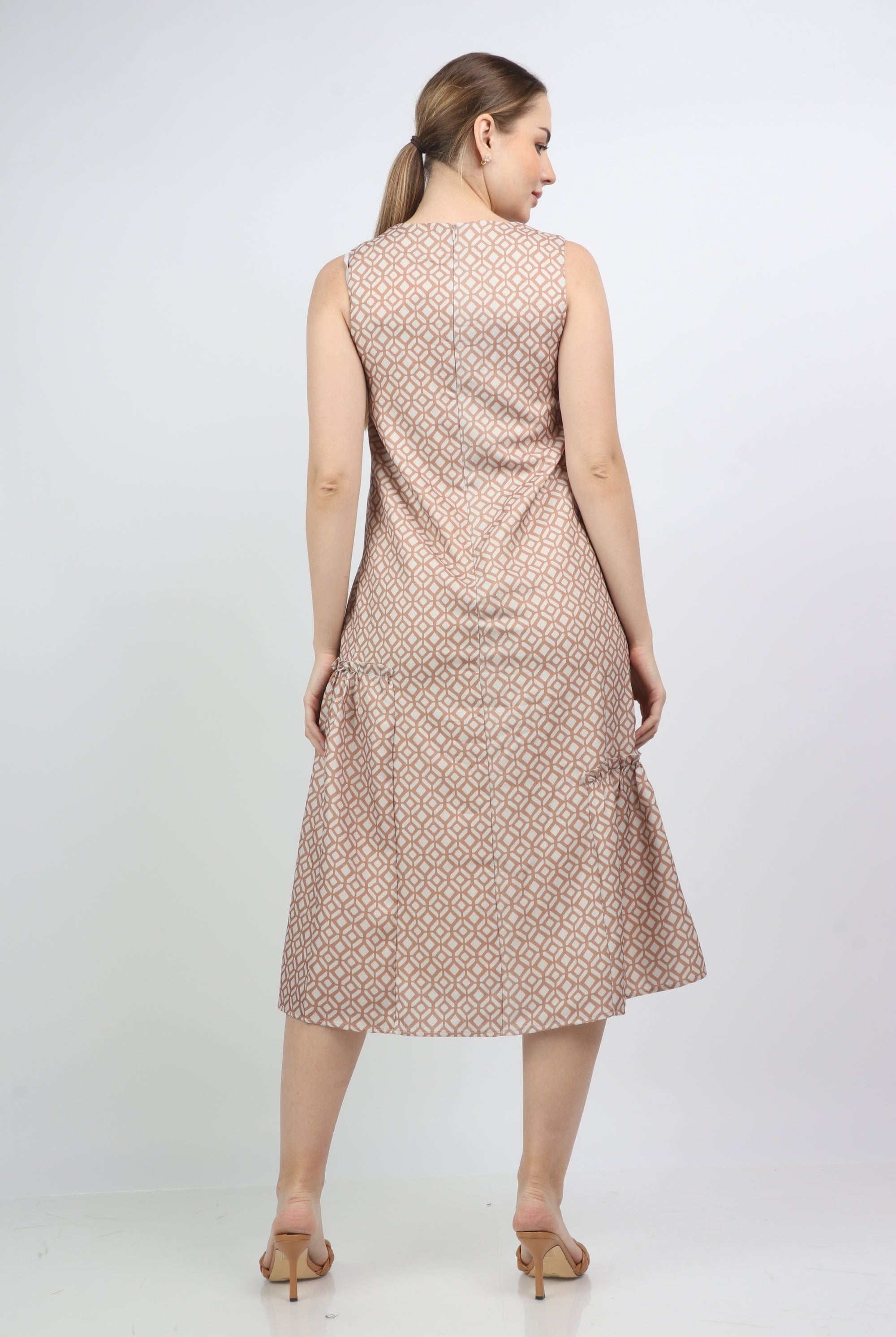 نتشي فستان ميدي منقوش مزين بأزرار أمامية بدون كم