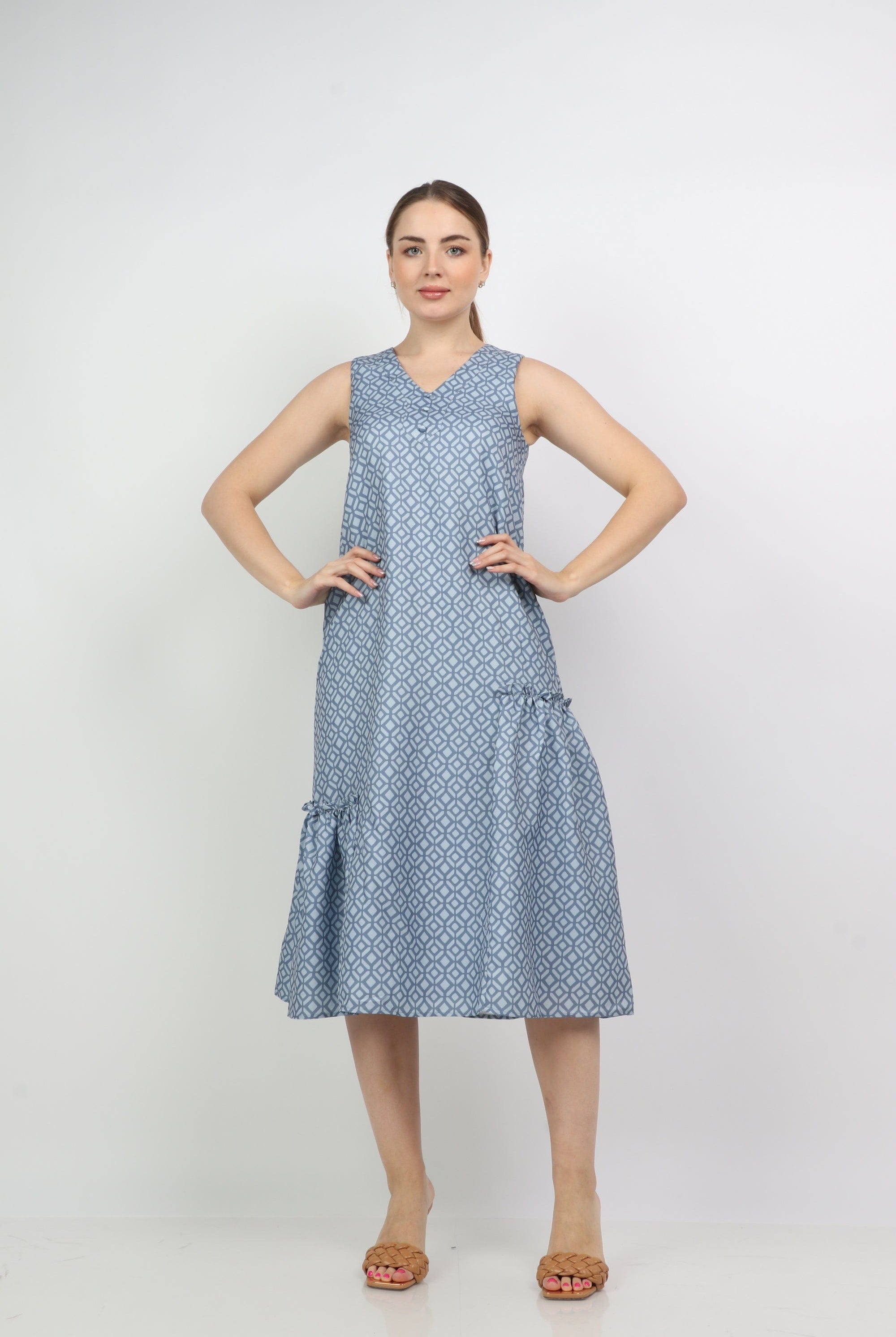 نتشي فستان ميدي منقوش مزين بأزرار أمامية بدون كم