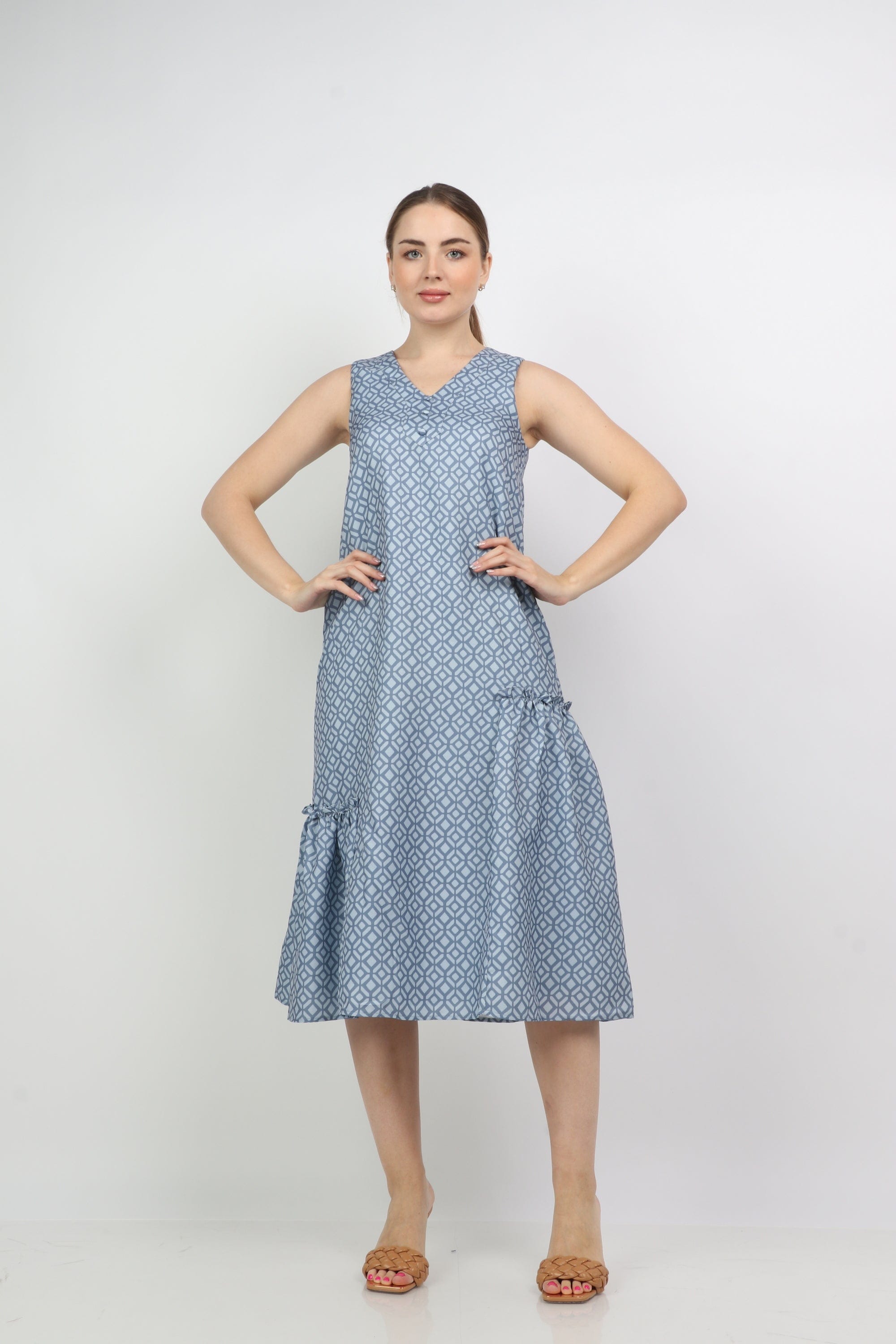 نتشي فستان ميدي منقوش مزين بأزرار أمامية بدون كم