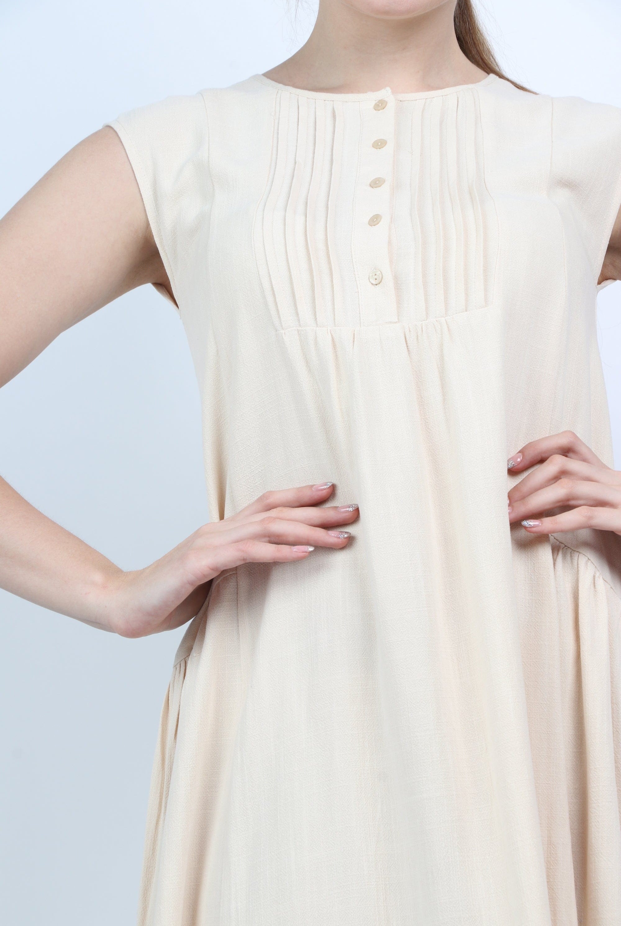 نتشي فستان قصير كت سادة بليسيه عند الصدر بأزرار أمامية بيج