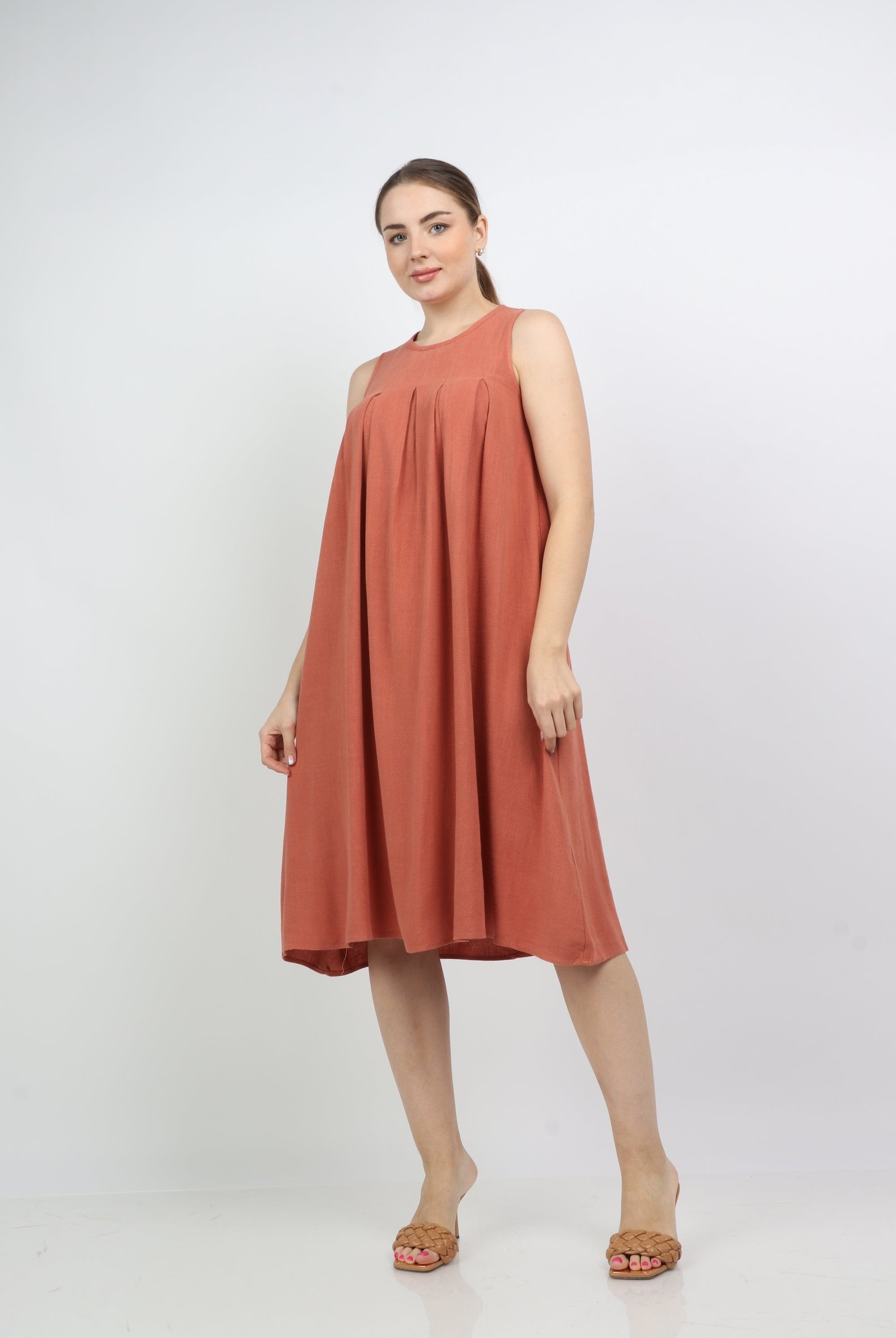 نتشي فستان ميدي سادة بكسرات عند الصدر بدون كم