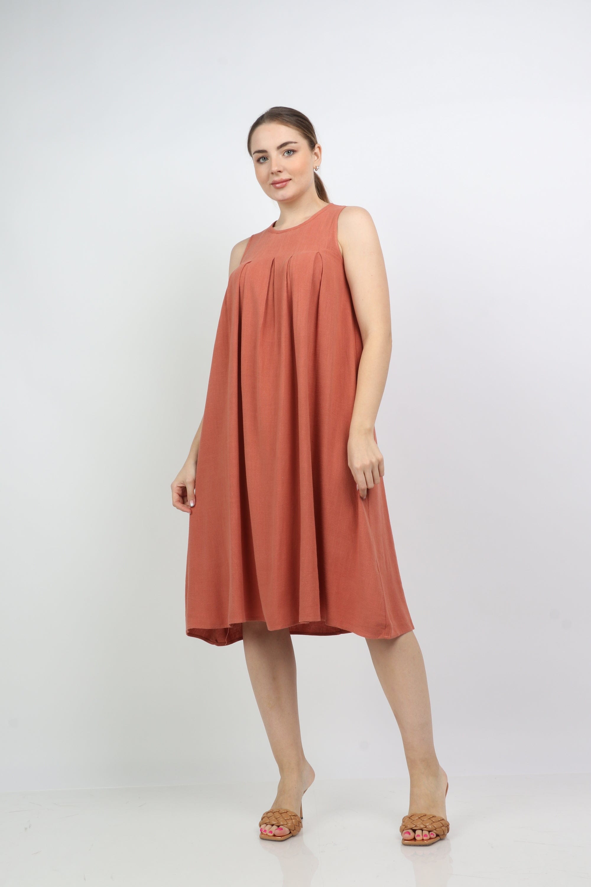 نتشي فستان ميدي سادة بكسرات عند الصدر بدون كم