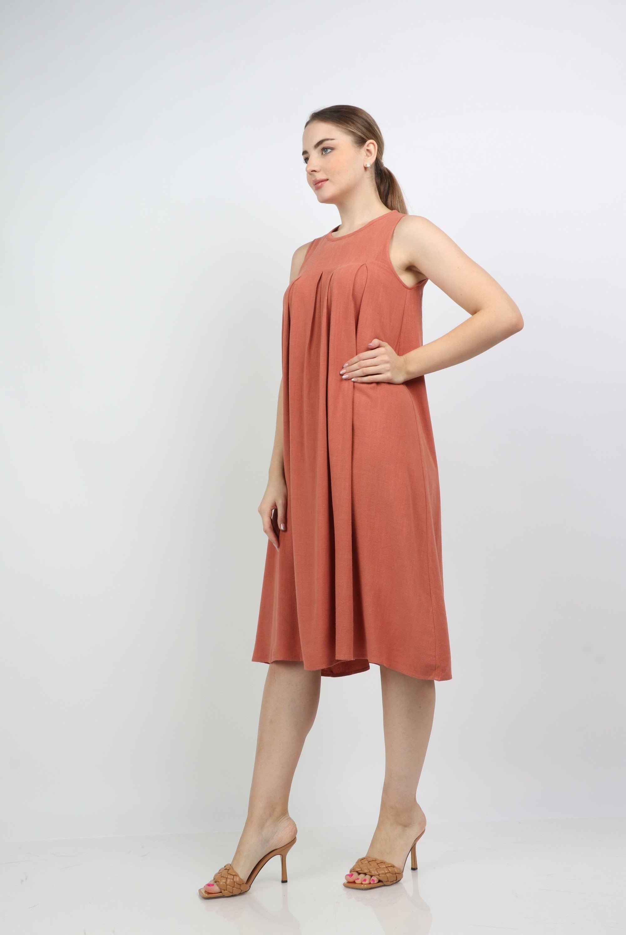 نتشي فستان ميدي سادة بكسرات عند الصدر بدون كم