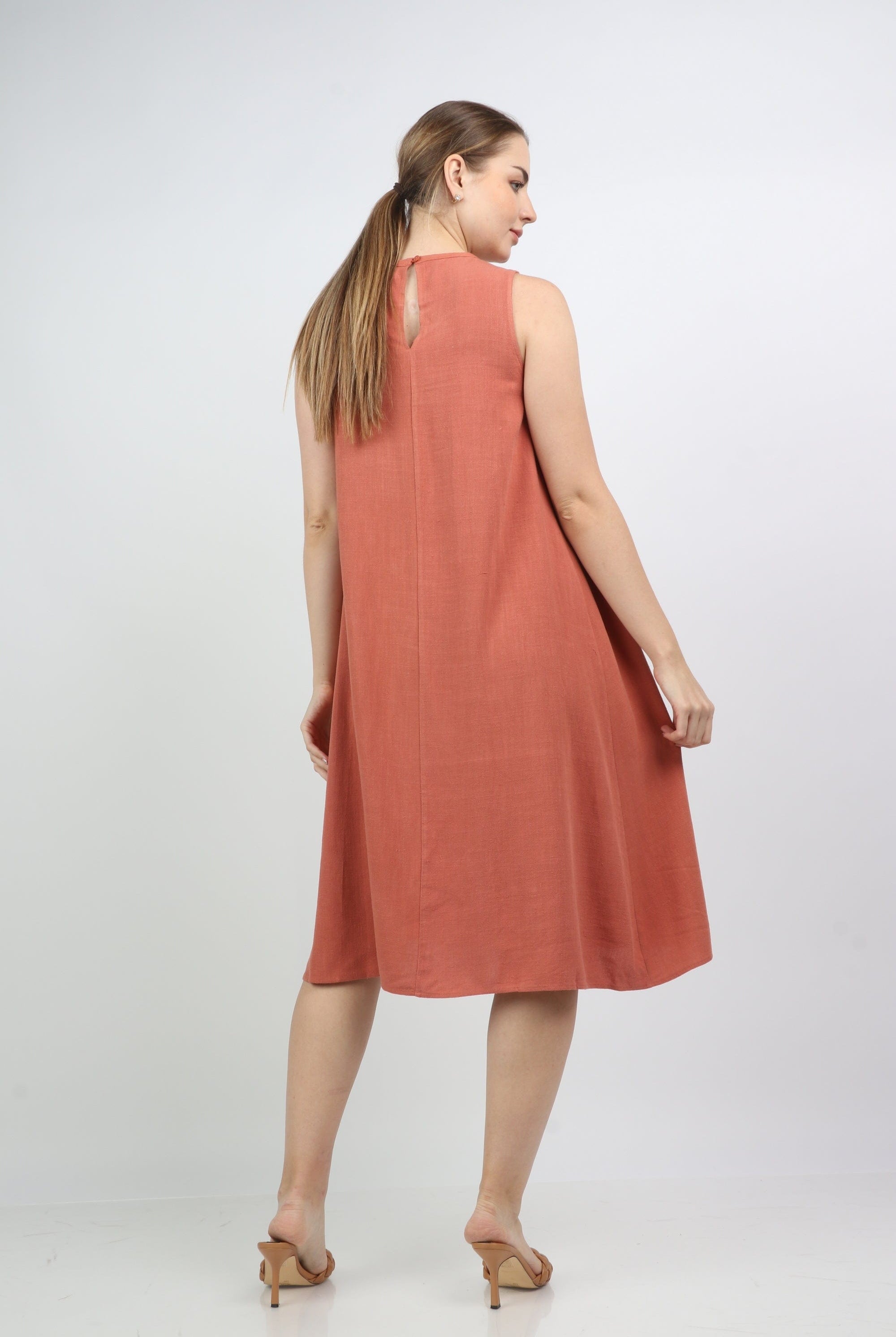 نتشي فستان ميدي سادة بكسرات عند الصدر بدون كم