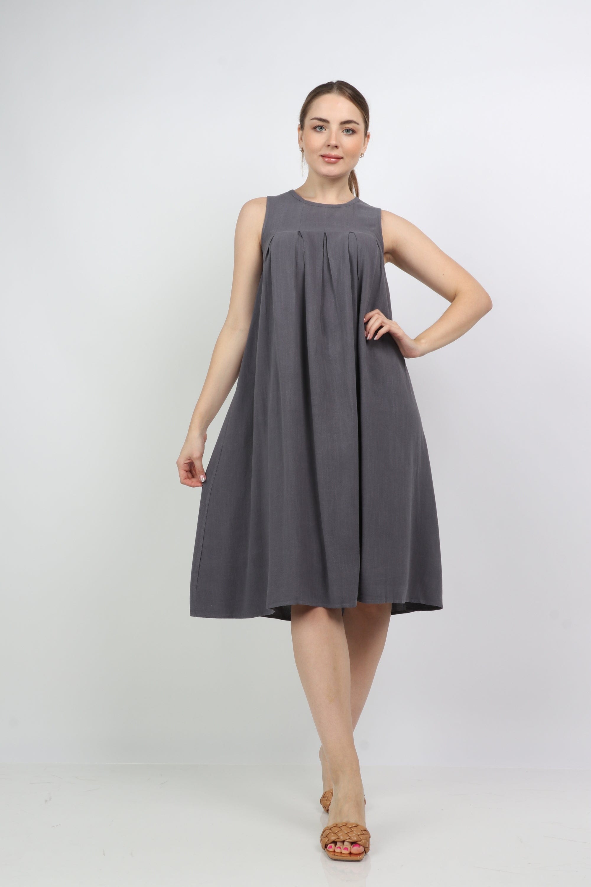 نتشي فستان ميدي سادة بكسرات عند الصدر بدون كم