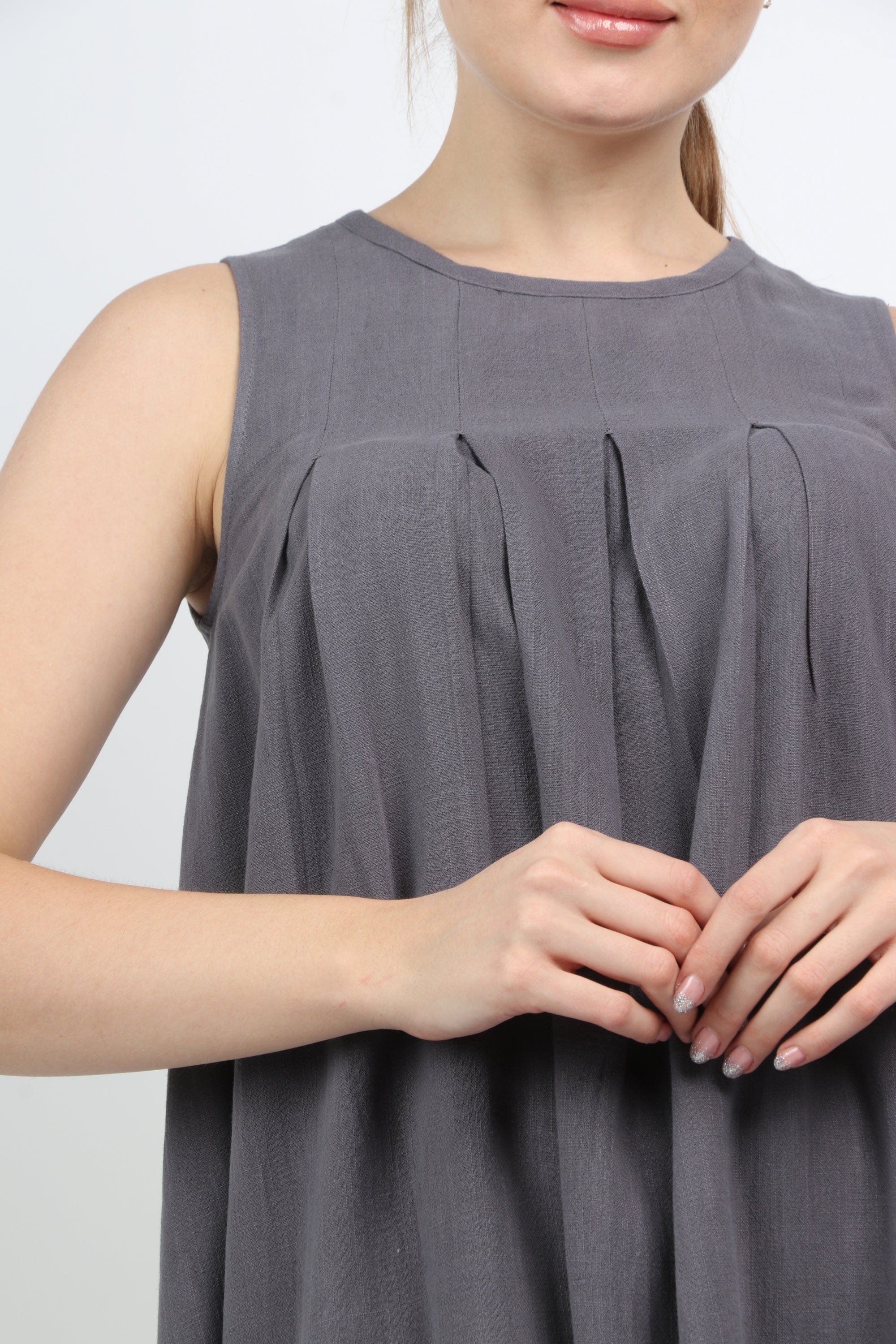 نتشي فستان ميدي سادة بكسرات عند الصدر بدون كم