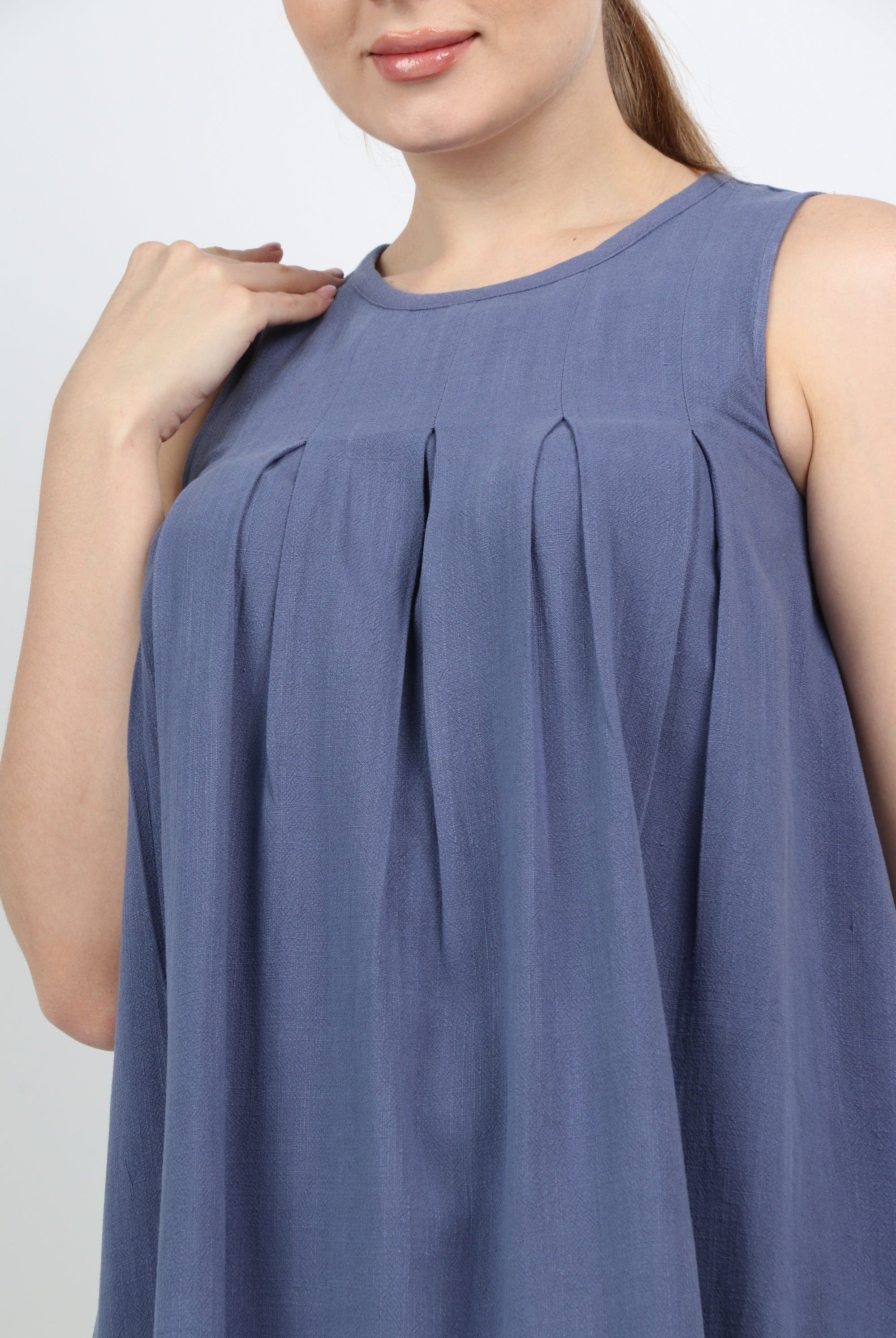 نتشي فستان ميدي سادة بكسرات عند الصدر بدون كم