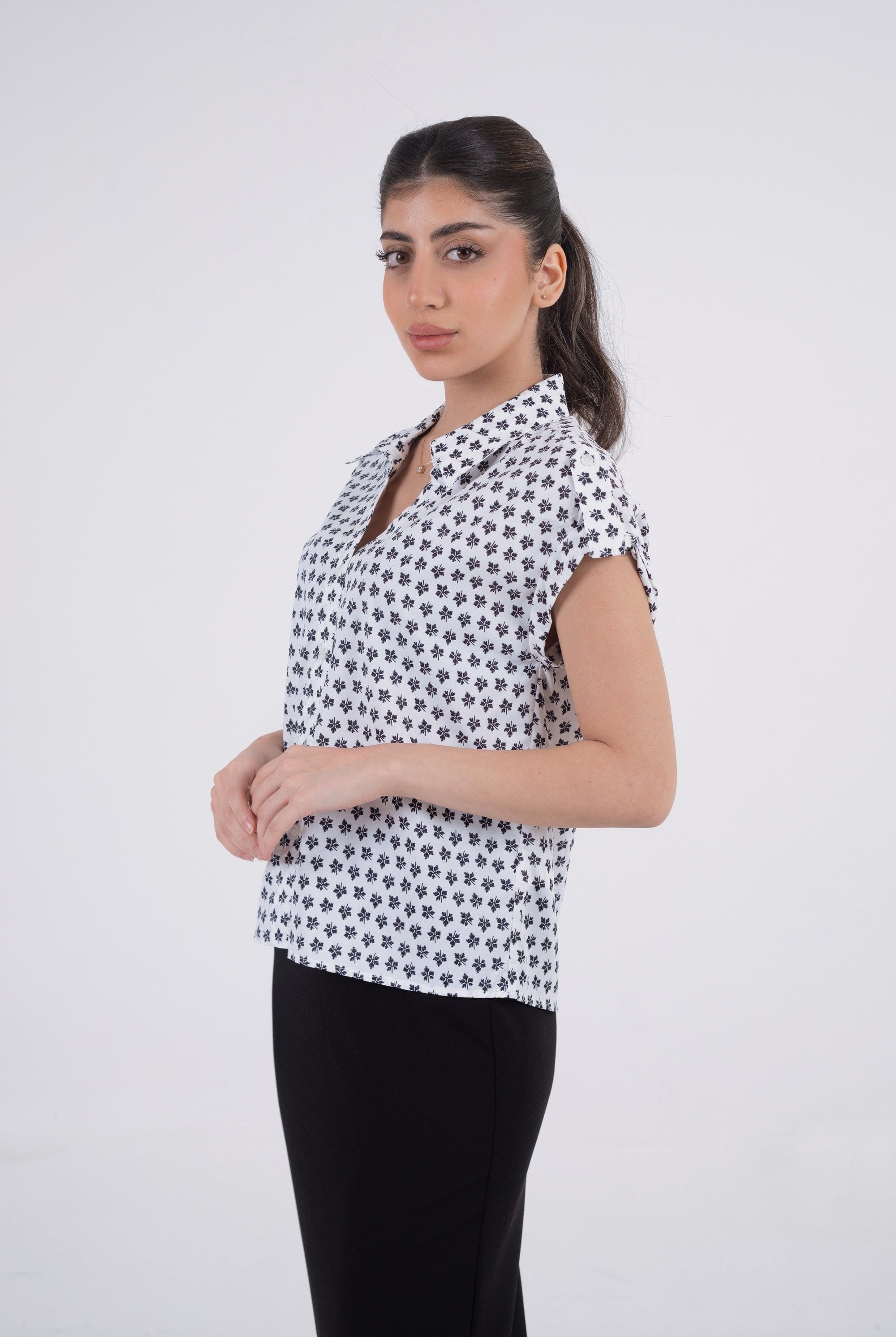 نتشي قميص منقوش كم قصير بياقة وأزرار نسائي