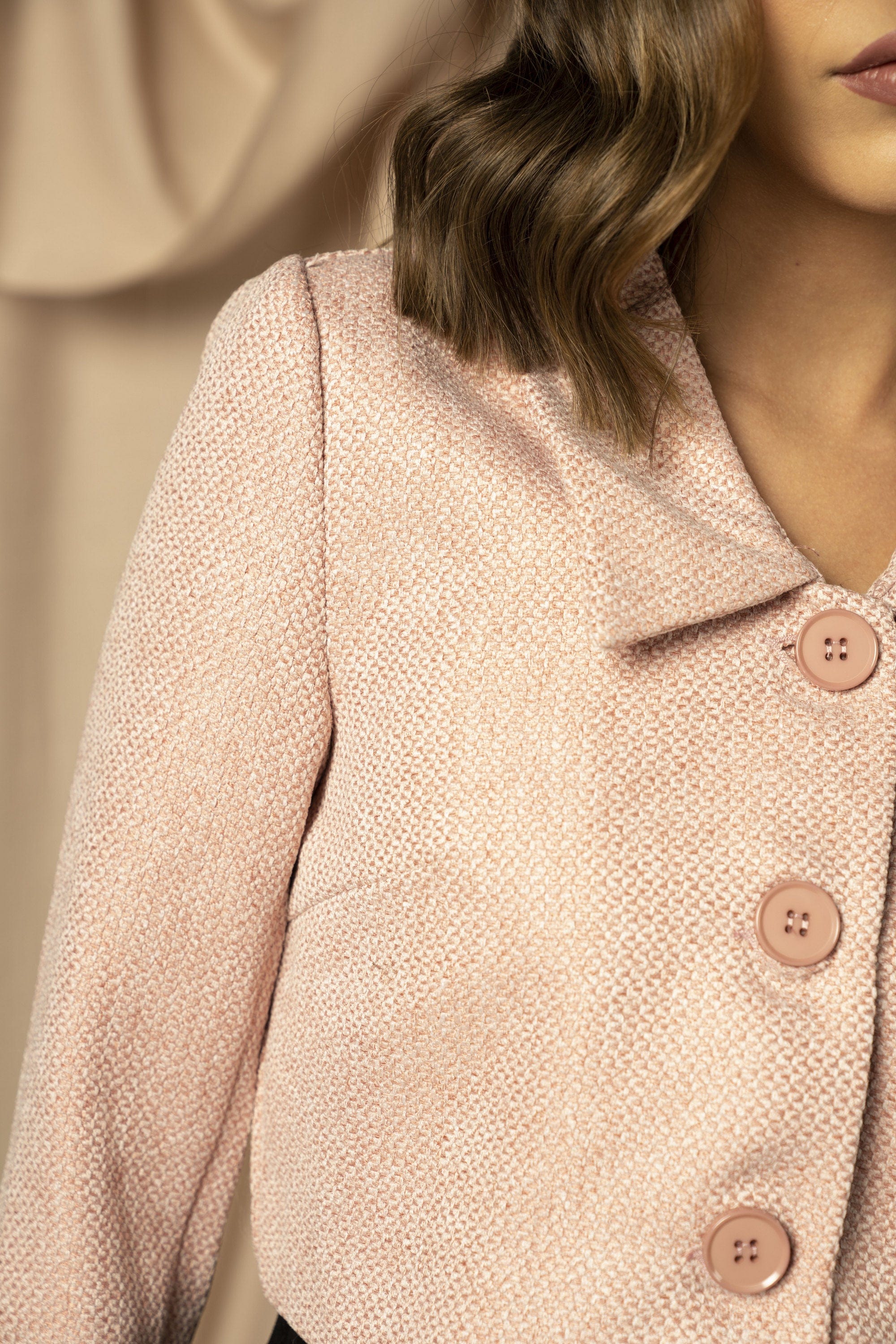 نتشي جاكيت نسائي قصير بياقة عريضة