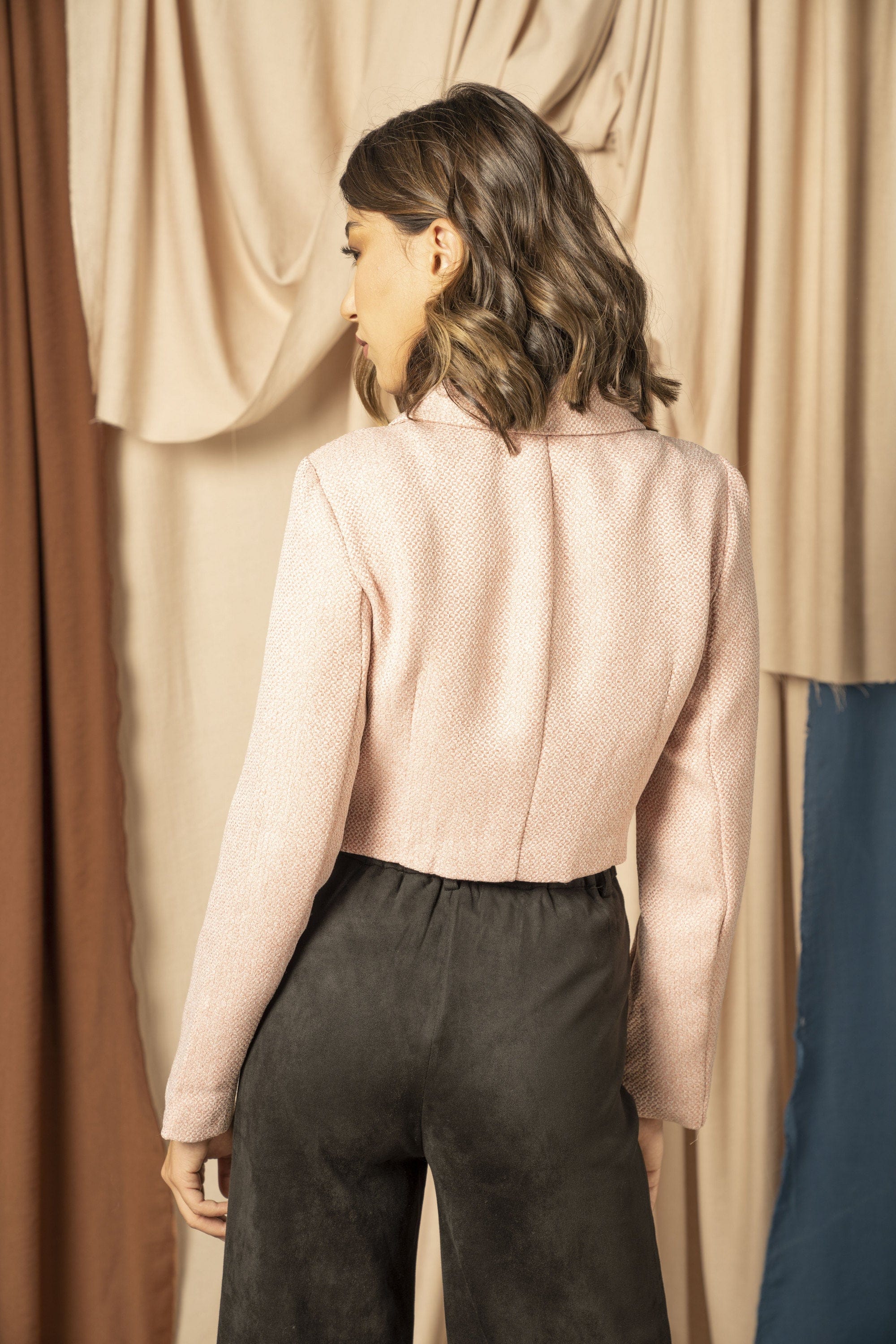 نتشي جاكيت نسائي قصير بياقة عريضة