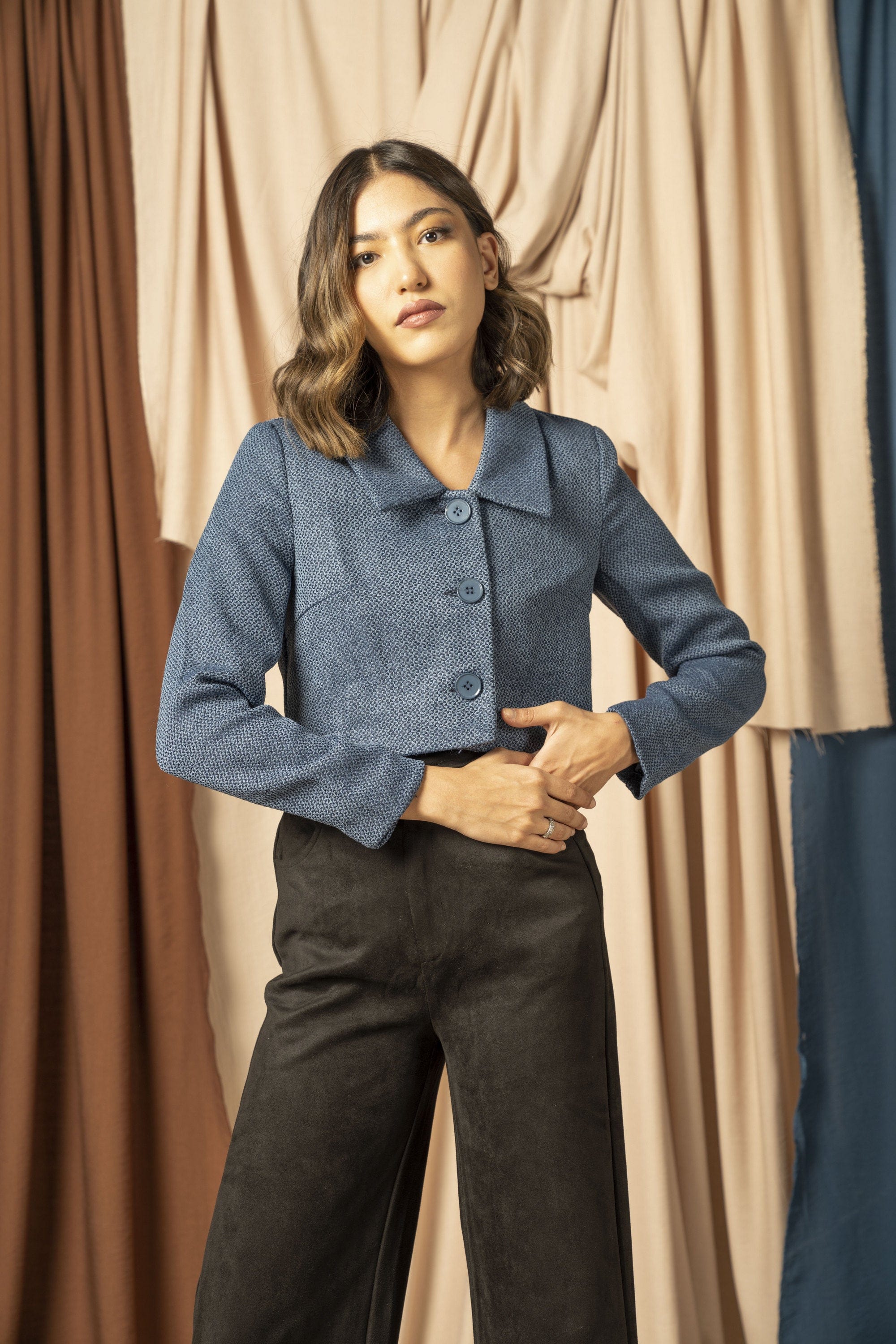 نتشي جاكيت نسائي قصير بياقة عريضة