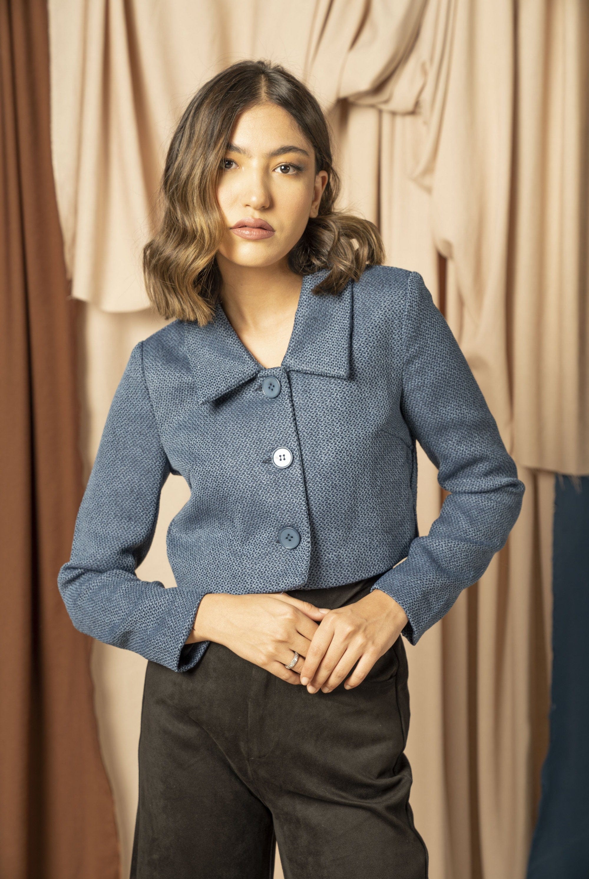 نتشي جاكيت نسائي قصير بياقة عريضة