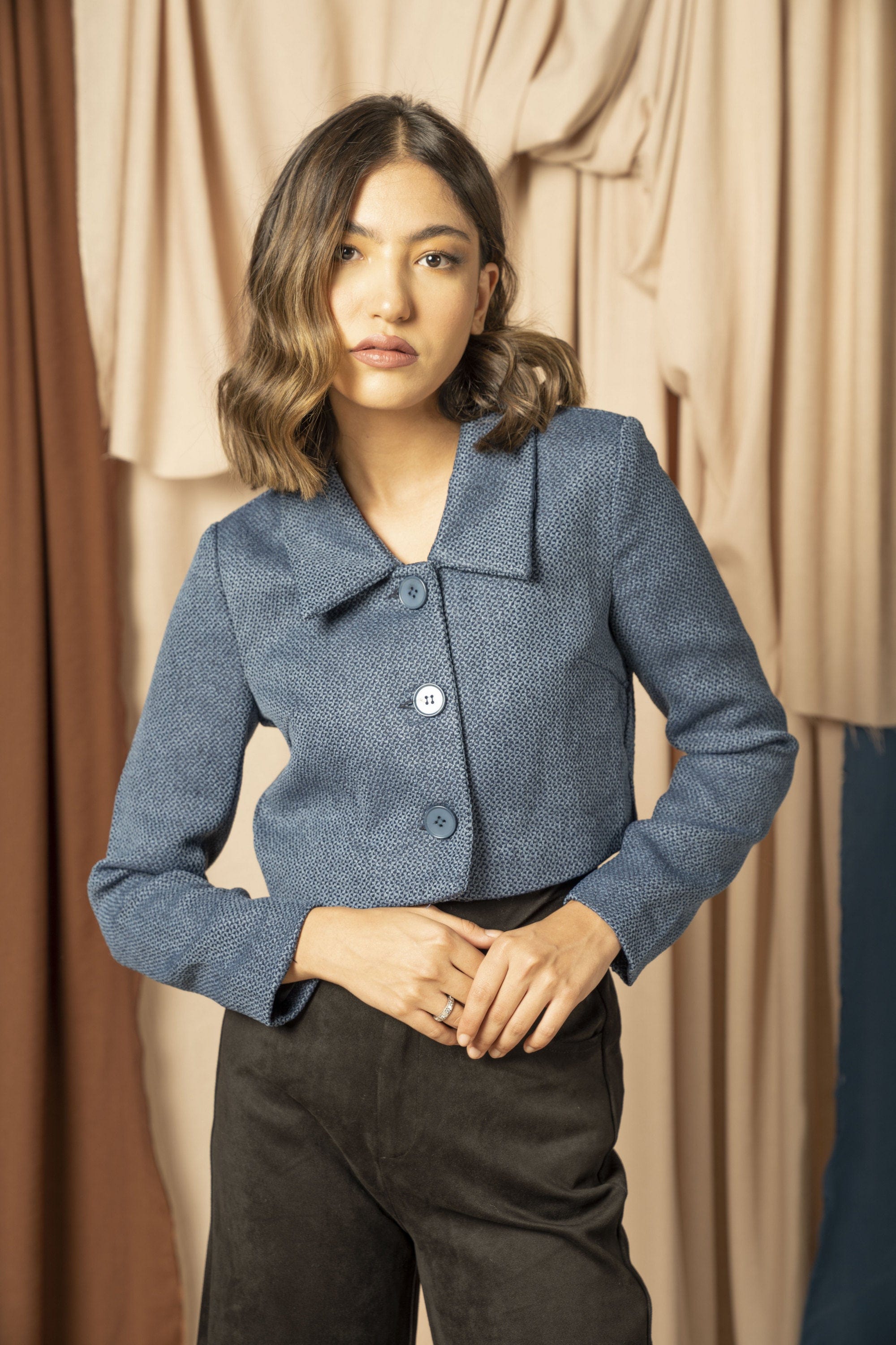 نتشي جاكيت نسائي قصير بياقة عريضة